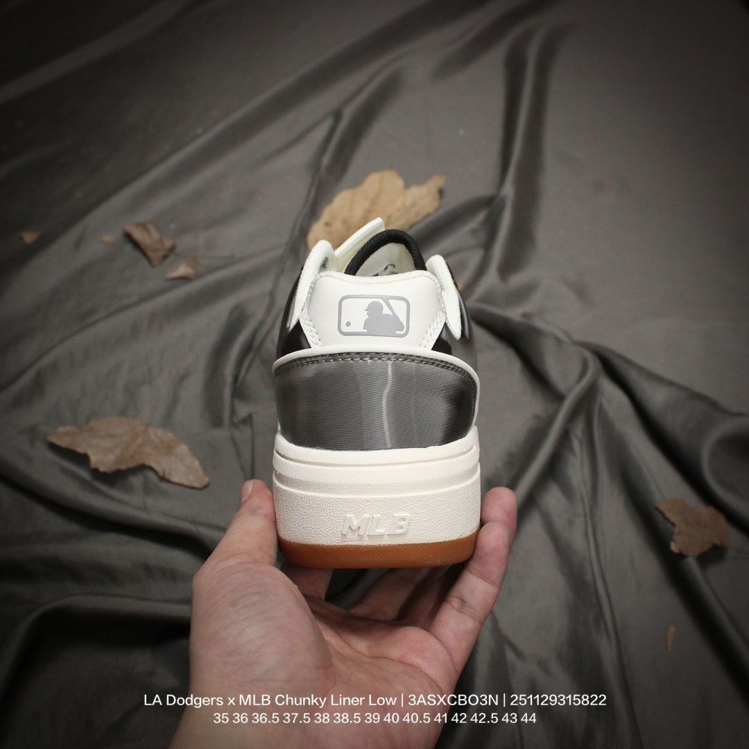 💰100
MLB/韩国F&F旗下运动品牌 采用荔枝纹纤维革面鞋面材质,全新独立5cm厘米外增高轻质发泡中底组合耐磨橡胶外底片❗️学院穿搭爆款,Korea韩国限定!联乘洛杉矶道奇队LA Dodgers x MLB Chunky Liner Low 学长鞋系列低帮老爹风轻量增高厚底百搭休闲运动慢跑鞋 3ASXCBO3N
类型:男女鞋
码数:35 36 36.5 37.5 38 38.5 39 40 40.5 41 42 42.5 43 44
编码:251129315.822