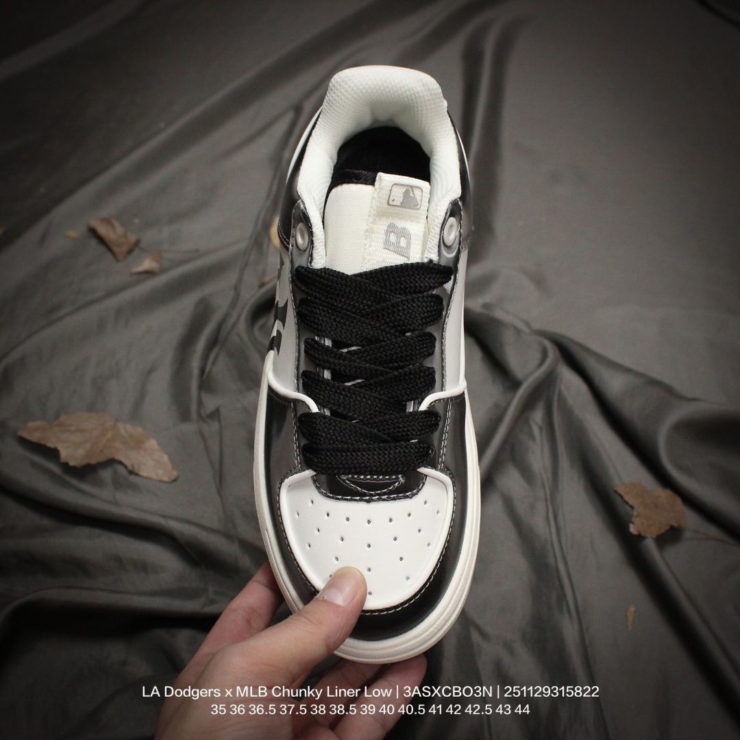 💰100
MLB/韩国F&F旗下运动品牌 采用荔枝纹纤维革面鞋面材质,全新独立5cm厘米外增高轻质发泡中底组合耐磨橡胶外底片❗️学院穿搭爆款,Korea韩国限定!联乘洛杉矶道奇队LA Dodgers x MLB Chunky Liner Low 学长鞋系列低帮老爹风轻量增高厚底百搭休闲运动慢跑鞋 3ASXCBO3N
类型:男女鞋
码数:35 36 36.5 37.5 38 38.5 39 40 40.5 41 42 42.5 43 44
编码:251129315.822