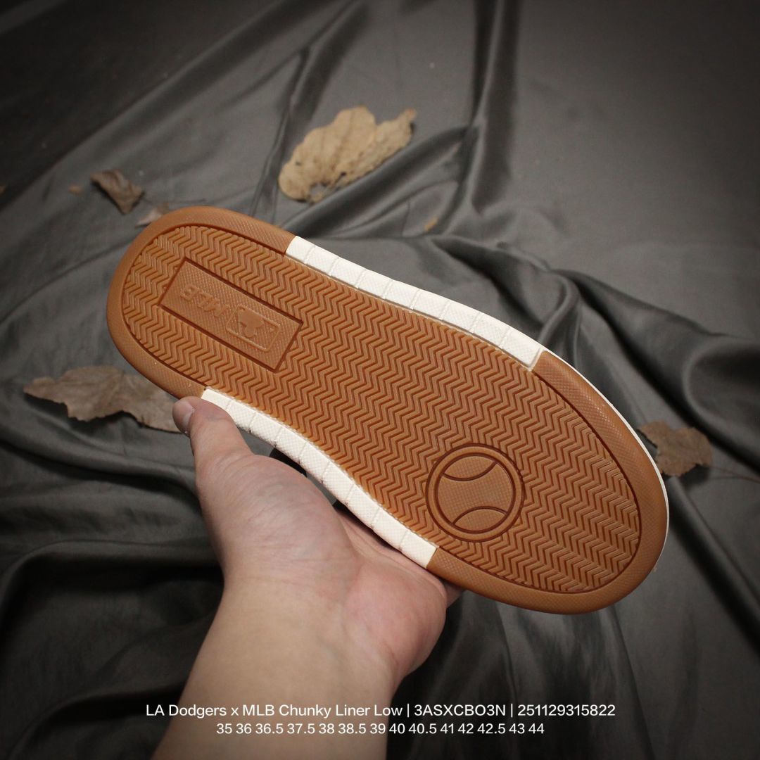 💰100
MLB/韩国F&F旗下运动品牌 采用荔枝纹纤维革面鞋面材质,全新独立5cm厘米外增高轻质发泡中底组合耐磨橡胶外底片❗️学院穿搭爆款,Korea韩国限定!联乘洛杉矶道奇队LA Dodgers x MLB Chunky Liner Low 学长鞋系列低帮老爹风轻量增高厚底百搭休闲运动慢跑鞋 3ASXCBO3N
类型:男女鞋
码数:35 36 36.5 37.5 38 38.5 39 40 40.5 41 42 42.5 43 44
编码:251129315.822