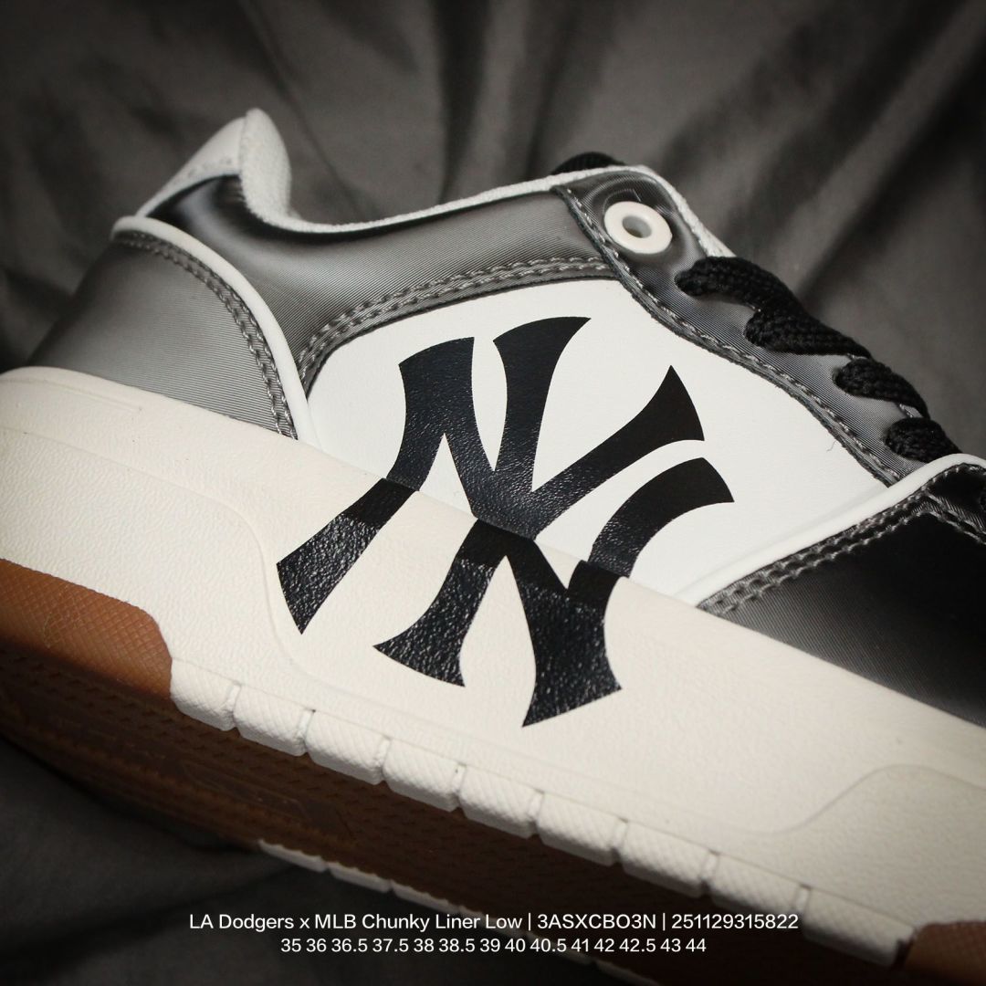 💰100
MLB/韩国F&F旗下运动品牌 采用荔枝纹纤维革面鞋面材质,全新独立5cm厘米外增高轻质发泡中底组合耐磨橡胶外底片❗️学院穿搭爆款,Korea韩国限定!联乘洛杉矶道奇队LA Dodgers x MLB Chunky Liner Low 学长鞋系列低帮老爹风轻量增高厚底百搭休闲运动慢跑鞋 3ASXCBO3N
类型:男女鞋
码数:35 36 36.5 37.5 38 38.5 39 40 40.5 41 42 42.5 43 44
编码:251129315.822