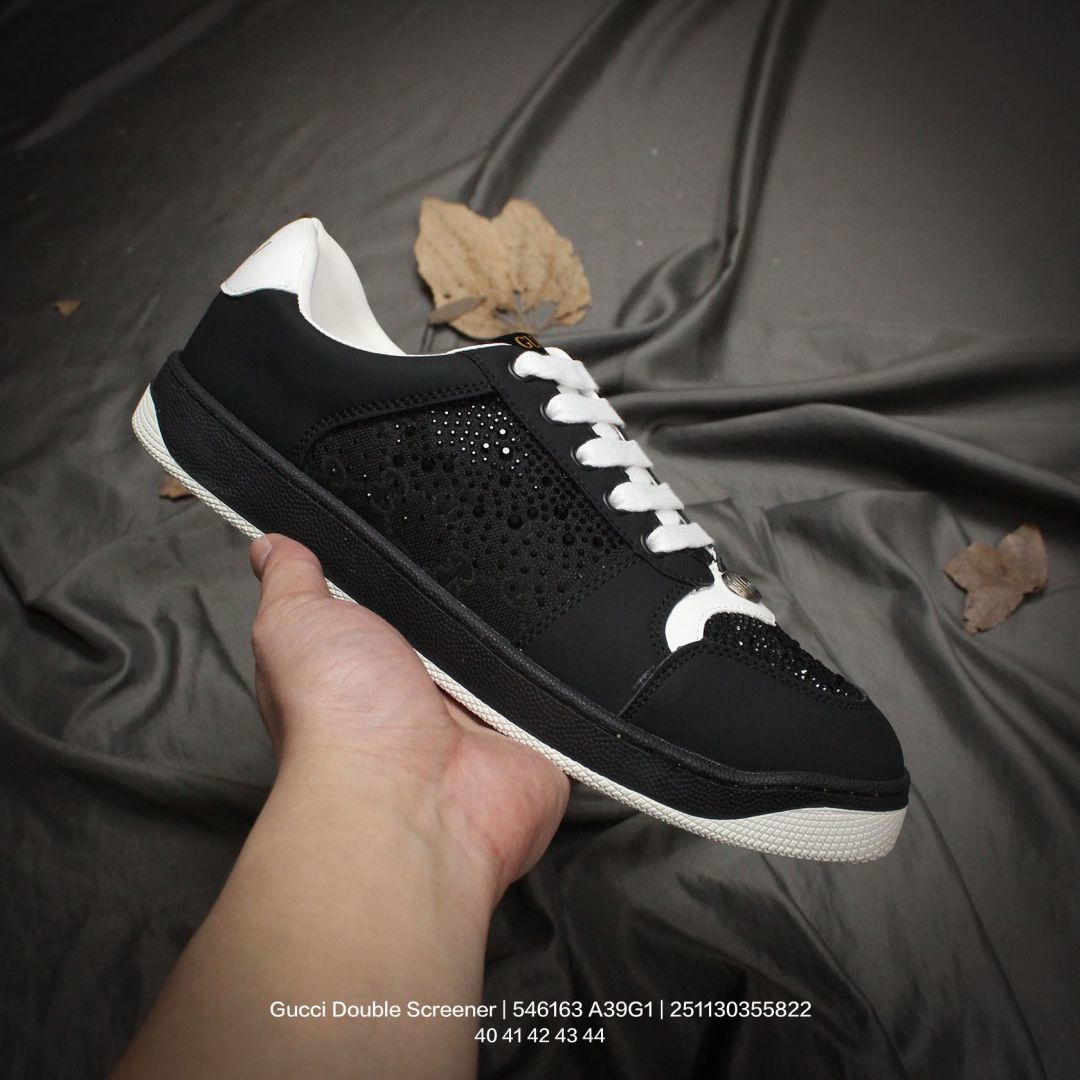 💰140
GUCCI/古驰 采用纯棉GG提花布组合头层小牛皮革饰片鞋面材质,饰金属双G椭圆形珐琅细节,搭载超软猪皮软糯内里,内嵌超软皮内里灌注缓震PU脚垫,全新加厚双层TPR隔色鞋底❗️全新厚底脏脏面包鞋来了🔥意大利时装奢饰品牌·古驰Gucci Double Screener Platform GG Sneaker Low 双倍原型系列低帮复古松糕百搭胖丁厚底板鞋 546163 A39G1
类型:男鞋
码数:40 41 42 43 44
编码:251130355.822