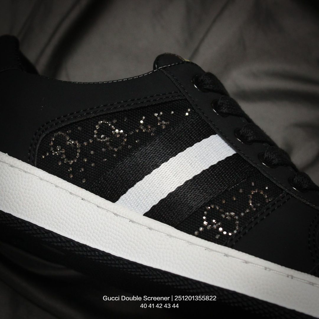 💰140
GUCCI/古驰 采用纯棉GG提花布组合小牛皮革饰片鞋面材质,饰金属双G椭圆形珐琅细节,搭载超软猪皮软糯内里,内嵌超软皮内里灌注缓震PU脚垫,全新加厚双层TPR隔色鞋底❗️🔥意大利时装奢饰品牌·古驰Gucci Double Screener Platform GG Sneaker Low 双倍原型系列低帮复古松糕板鞋
类型:男鞋
码数:40 41 42 43 44
编码:251201355.822