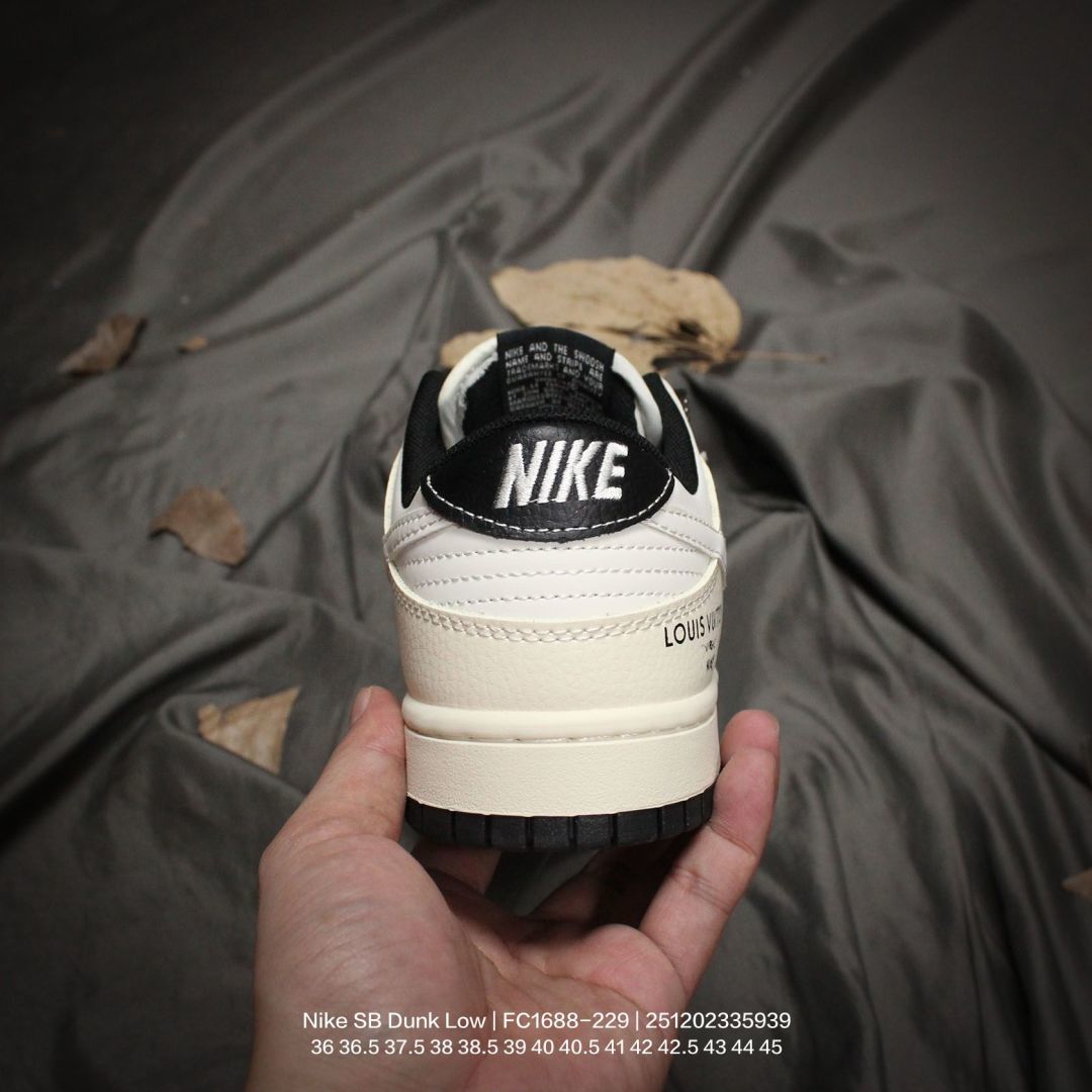 Nike/耐克 男女鞋真标半码制,升级2021版更新数据窄楦翘头版型,采用硬质牛剖皮组合猪巴革鞋面材质,大厂水平严控清洁度,缜密拉帮中底布,鞋垫嵌EVA缓震物料及背胶,全新窄版翘头耐磨橡胶大底❗️创意定制配色,联乘法国顶级高奢品牌·路易威登Louis Vuitton x Nike SB Dunk Low"Beige/Khaki/Red LV"扣篮系列低帮休闲运动滑板板鞋“ FC1688-229 D 类型:男女鞋 编码:251202335.939