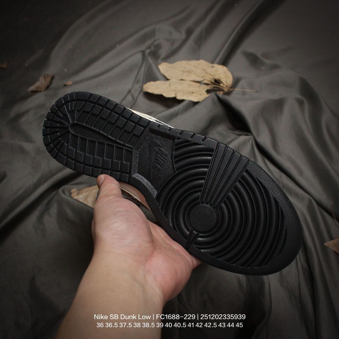 Nike/耐克 男女鞋真标半码制,升级2021版更新数据窄楦翘头版型,采用硬质牛剖皮组合猪巴革鞋面材质,大厂水平严控清洁度,缜密拉帮中底布,鞋垫嵌EVA缓震物料及背胶,全新窄版翘头耐磨橡胶大底❗️创意定制配色,联乘法国顶级高奢品牌·路易威登Louis Vuitton x Nike SB Dunk Low"Beige/Khaki/Red LV"扣篮系列低帮休闲运动滑板板鞋“ FC1688-229 D 类型:男女鞋 编码:251202335.939