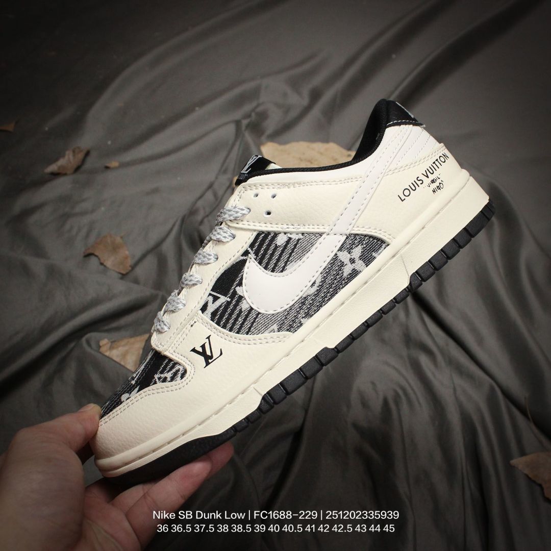 Nike/耐克 男女鞋真标半码制,升级2021版更新数据窄楦翘头版型,采用硬质牛剖皮组合猪巴革鞋面材质,大厂水平严控清洁度,缜密拉帮中底布,鞋垫嵌EVA缓震物料及背胶,全新窄版翘头耐磨橡胶大底❗️创意定制配色,联乘法国顶级高奢品牌·路易威登Louis Vuitton x Nike SB Dunk Low"Beige/Khaki/Red LV"扣篮系列低帮休闲运动滑板板鞋“ FC1688-229 D 类型:男女鞋 编码:251202335.939