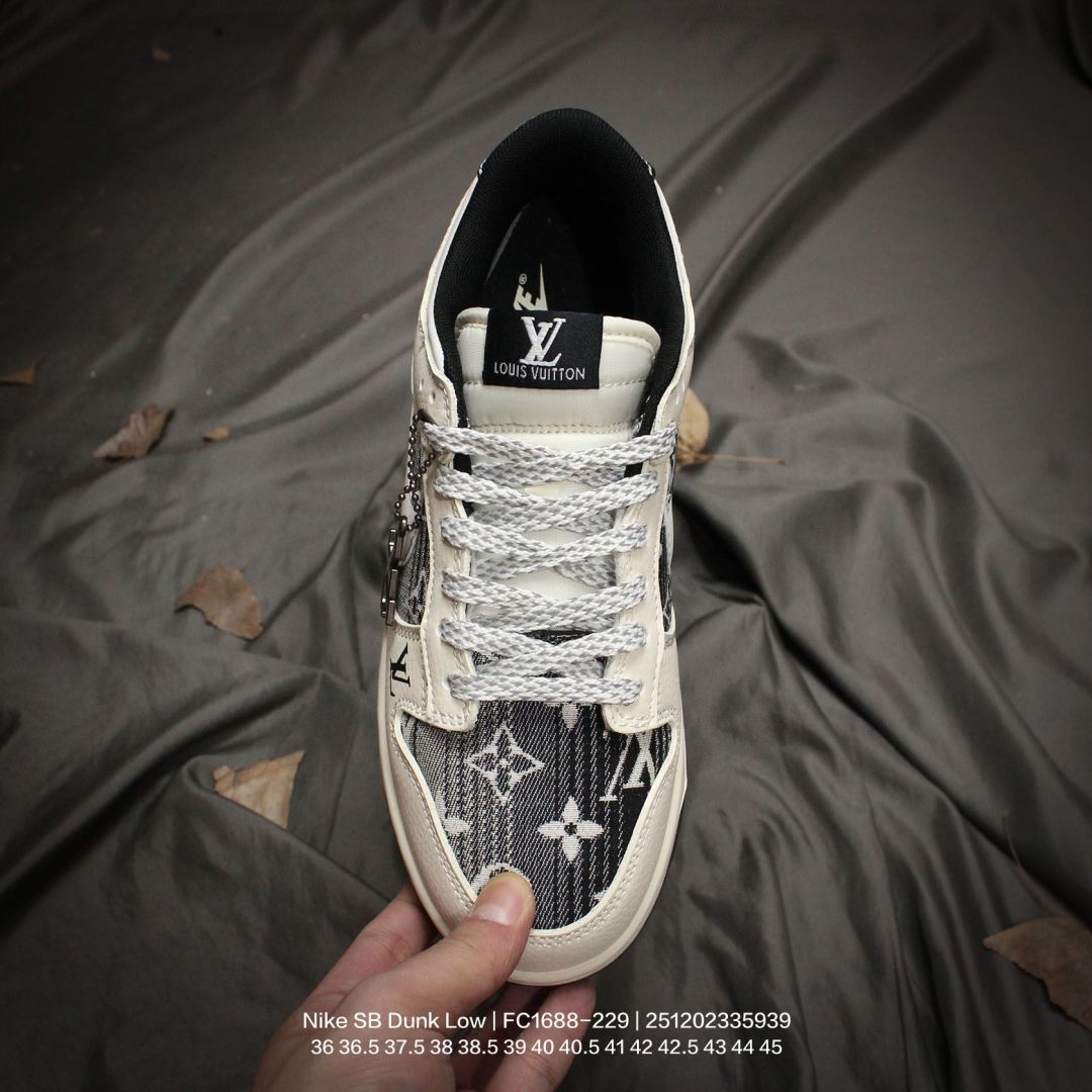 Nike/耐克 男女鞋真标半码制,升级2021版更新数据窄楦翘头版型,采用硬质牛剖皮组合猪巴革鞋面材质,大厂水平严控清洁度,缜密拉帮中底布,鞋垫嵌EVA缓震物料及背胶,全新窄版翘头耐磨橡胶大底❗️创意定制配色,联乘法国顶级高奢品牌·路易威登Louis Vuitton x Nike SB Dunk Low"Beige/Khaki/Red LV"扣篮系列低帮休闲运动滑板板鞋“ FC1688-229 D 类型:男女鞋 编码:251202335.939
