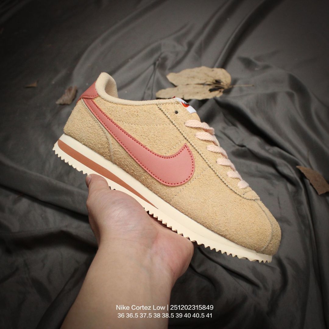 💰100
Nike/耐克 升级原楦原纸版开发版型,采用硬质粒面牛剖革组合纤维革饰片鞋面材质,中底搭载双层EVA切片组合高密度发泡橡胶防滑外底❗️复古回归,初代跑鞋!耐克Nike Cortez Low"Sail/Iced Lilac"阿甘初代系列低帮复古休闲运动慢跑鞋
类型:男女鞋
码数:36 36.5 37.5 38 38.5 39 40 40.5 41
编码:251202315.849