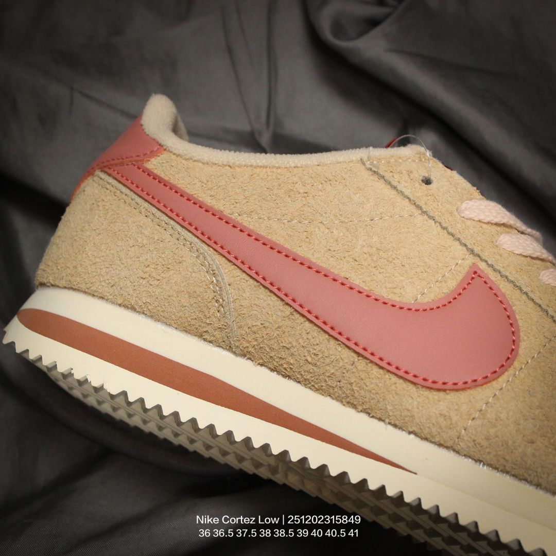 💰100
Nike/耐克 升级原楦原纸版开发版型,采用硬质粒面牛剖革组合纤维革饰片鞋面材质,中底搭载双层EVA切片组合高密度发泡橡胶防滑外底❗️复古回归,初代跑鞋!耐克Nike Cortez Low"Sail/Iced Lilac"阿甘初代系列低帮复古休闲运动慢跑鞋
类型:男女鞋
码数:36 36.5 37.5 38 38.5 39 40 40.5 41
编码:251202315.849