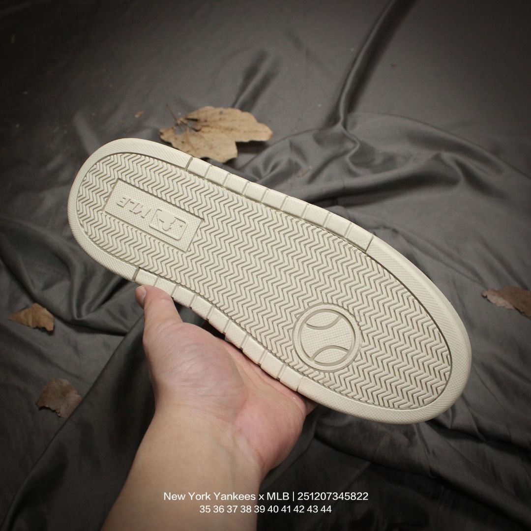 💰130
MLB/韩国F&F旗下运动品牌 男女鞋 采用软质纤维移膜革面鞋面材质,全新独立5cm厘米外增高轻质发泡中底组合耐磨橡胶外底片❗️学院穿搭爆款,Korea韩国限定!联乘美国榄球洋基队New York Yankees x MLB Chunky Liner Basic Mid 学长鞋系列老爹风轻量增高厚底百搭休闲运动板鞋
类型:男女鞋
码数:35 36 37 38 39 40 41 42 43 44
编码:251207345.822