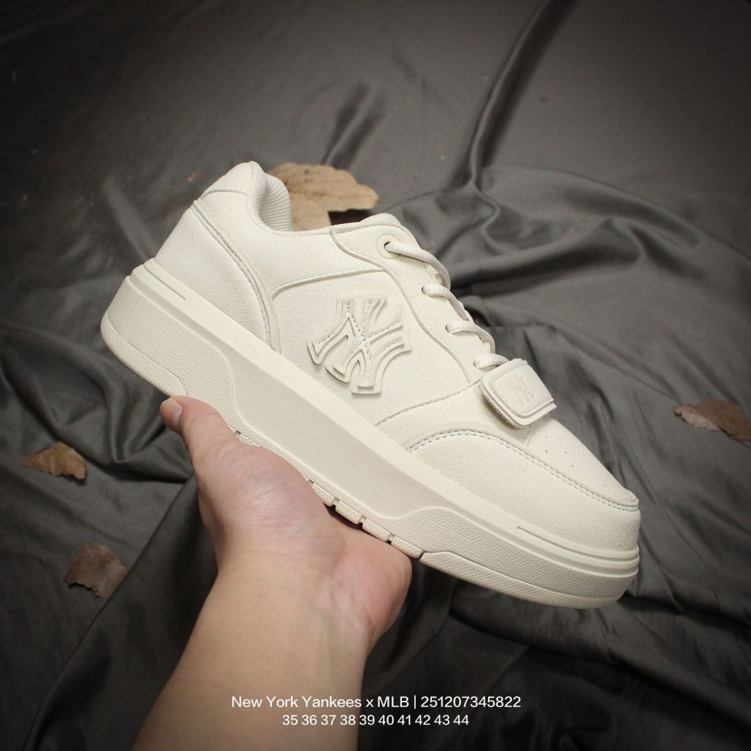 💰130
MLB/韩国F&F旗下运动品牌 男女鞋 采用软质纤维移膜革面鞋面材质,全新独立5cm厘米外增高轻质发泡中底组合耐磨橡胶外底片❗️学院穿搭爆款,Korea韩国限定!联乘美国榄球洋基队New York Yankees x MLB Chunky Liner Basic Mid 学长鞋系列老爹风轻量增高厚底百搭休闲运动板鞋
类型:男女鞋
码数:35 36 37 38 39 40 41 42 43 44
编码:251207345.822