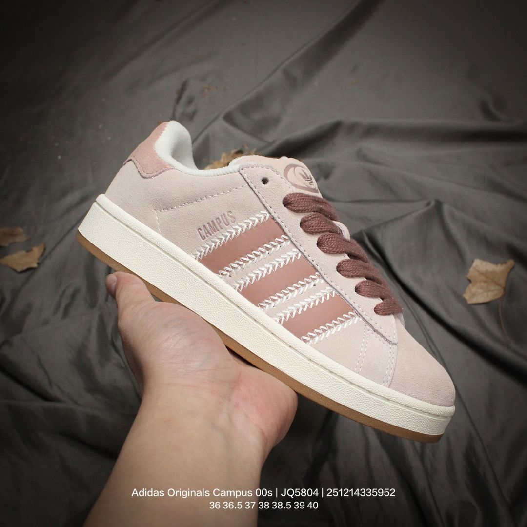 Adidas/阿迪达斯 女鞋半码制,采用猪巴革鞋面材质,内嵌欧索莱Ortholite® 混合(再生)鞋垫,外置RB防滑耐磨橡胶大底❗️潮流我熟,面包鞋就选这款!阿迪达斯Adidas Originals Campus 00s 学院系列面包风经典复古低帮百搭休闲运动板鞋“ JQ5804 类型:女鞋 编码:251214335.952