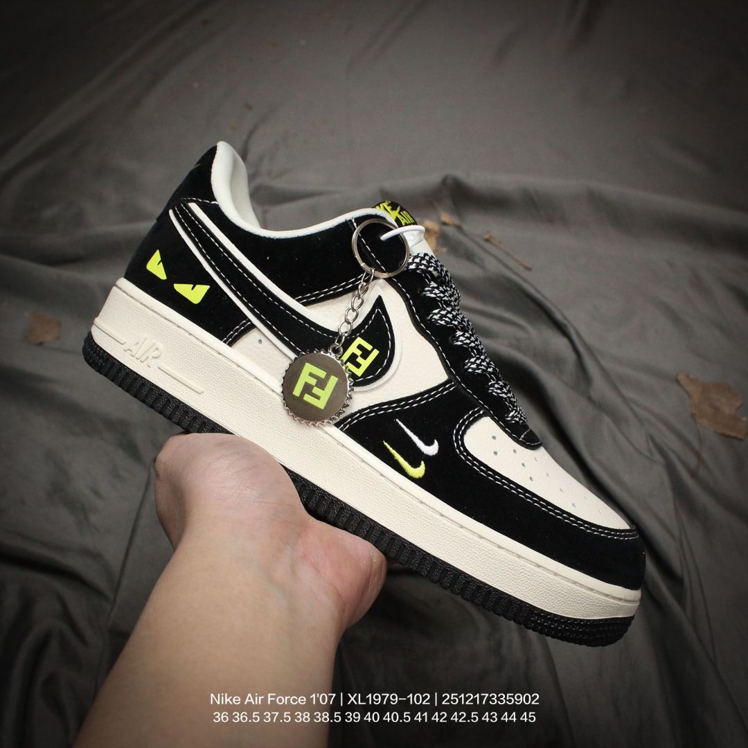Nike/耐克 男女鞋真标半码制,原楦原纸版数据开发版型,采用硬质荔枝纹牛剖皮革鞋面材质,内置全掌Air Sole气垫❗创意定制联名,意大利著名奢侈品牌·芬迪Fendi x Nike Air Force 1"07 "Fendi"空军一号经典低帮百搭休闲运动板鞋“联名黑米白黄Fendi刺绣 XL1979-102 龙 类型:男女鞋 编码:251217335.902