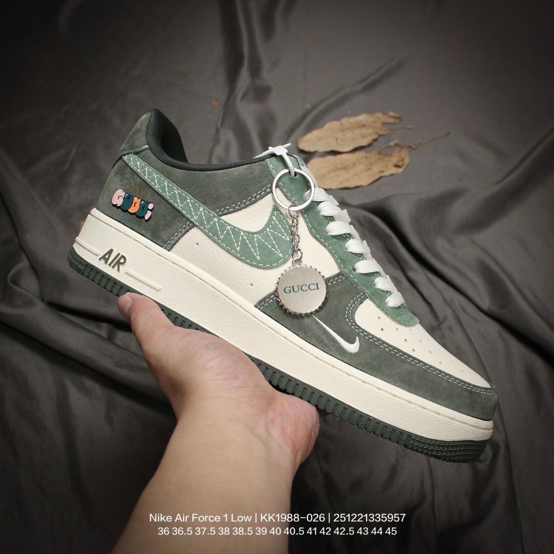 💰120
Nike/耐克 男女鞋真标半码制，升级原楦原纸版数据开发，采用软质荔枝纹牛剖革组合提花帆布鞋面材质，原楦开发版型纸版，内置全掌Air Sole气垫❗️创意定制配色,联乘意大利奢侈品牌-古驰Gucci x Nike Air Force 1 Low"Esquisite Gucci"空军一号低帮经典百搭休闲运动板鞋“联名深绿米白古驰彩色LOGO KK1988-026
395
类型：男女鞋
码数：36 36.5 37.5 38 38.5 39 40 40.5 41 42 42.5 43 44 45
编码：251221335.957