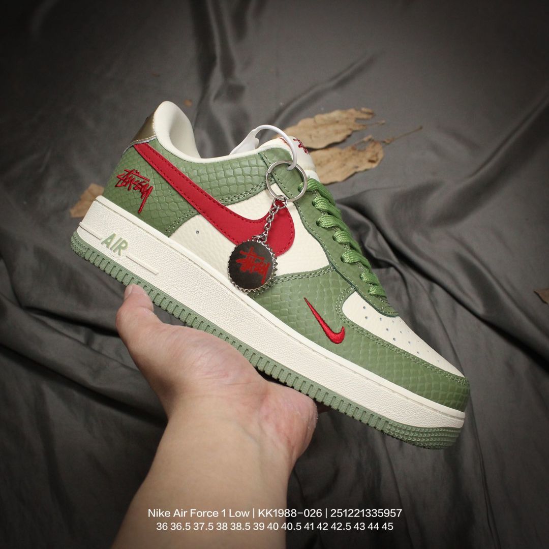 💰120
Nike/耐克 男女鞋真标半码制，升级原楦原纸版数据开发，采用软质荔枝纹牛剖革组合提花帆布鞋面材质，原楦开发版型纸版，内置全掌Air Sole气垫❗️创意定制配色,联乘意大利奢侈品牌-古驰Gucci x Nike Air Force 1 Low"Esquisite Gucci"空军一号低帮经典百搭休闲运动板鞋“联名深绿米白古驰彩色LOGO KK1988-026
395
类型：男女鞋
码数：36 36.5 37.5 38 38.5 39 40 40.5 41 42 42.5 43 44 45
编码：251221335.957