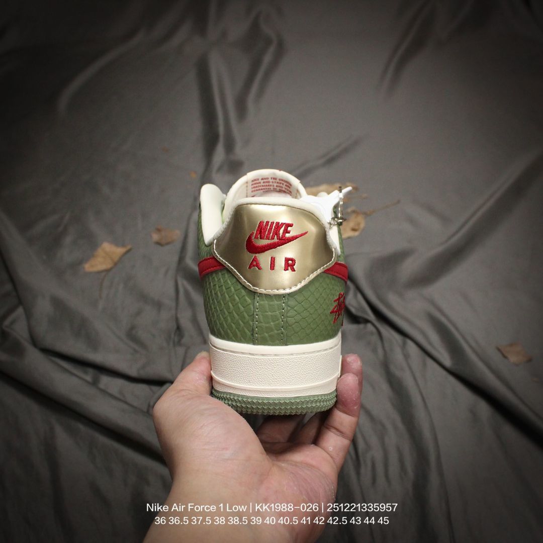 💰120
Nike/耐克 男女鞋真标半码制,升级原楦原纸版数据开发,采用软质荔枝纹牛剖革组合提花帆布鞋面材质,原楦开发版型纸版,内置全掌Air Sole气垫❗️创意定制配色,联乘意大利奢侈品牌-古驰Gucci x Nike Air Force 1 Low"Esquisite Gucci"空军一号低帮经典百搭休闲运动板鞋“联名深绿米白古驰彩色LOGO KK1988-026
395
类型:男女鞋
码数:36 36.5 37.5 38 38.5 39 40 40.5 41 42 42.5 43 44 45
编码:251221335.957