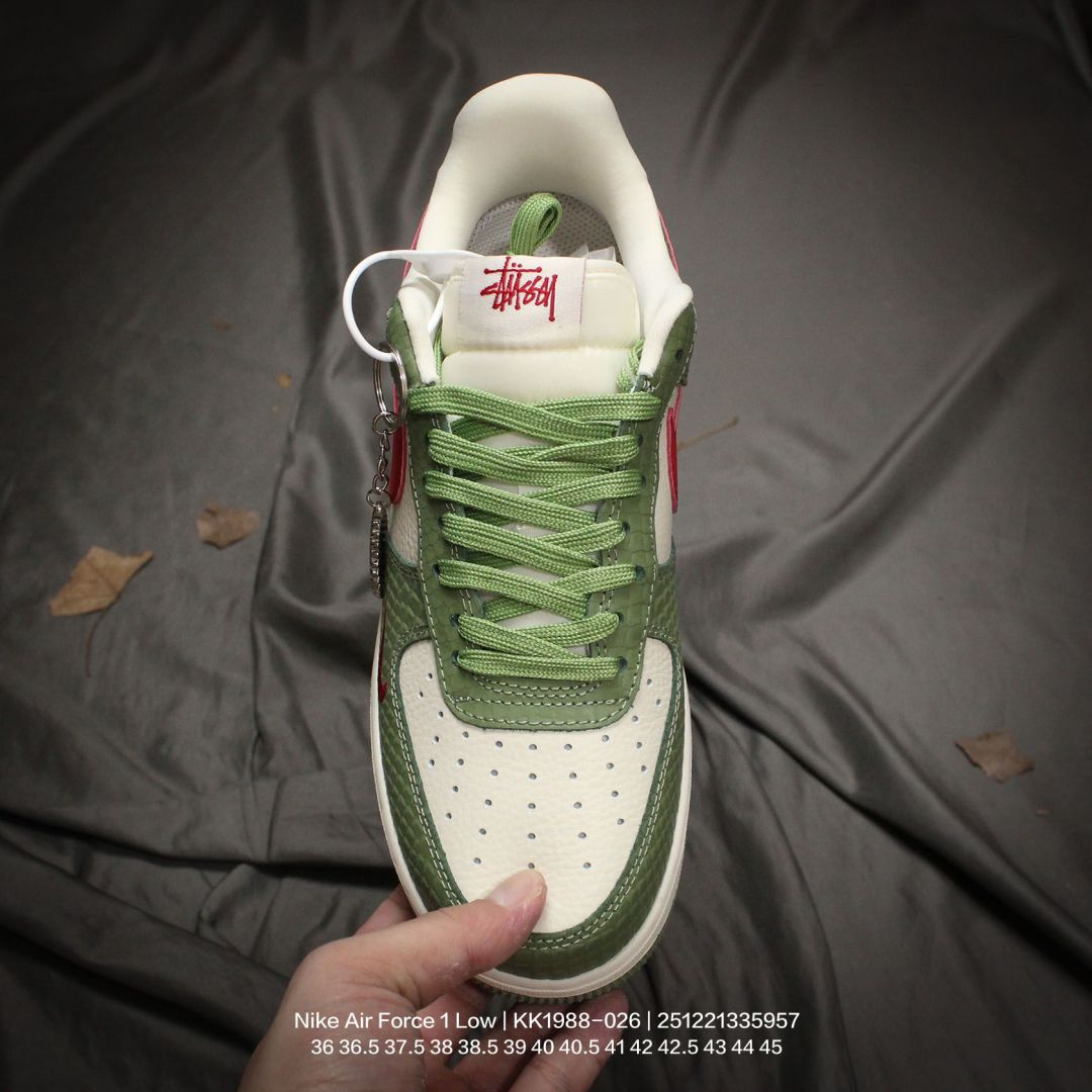 💰120
Nike/耐克 男女鞋真标半码制,升级原楦原纸版数据开发,采用软质荔枝纹牛剖革组合提花帆布鞋面材质,原楦开发版型纸版,内置全掌Air Sole气垫❗️创意定制配色,联乘意大利奢侈品牌-古驰Gucci x Nike Air Force 1 Low"Esquisite Gucci"空军一号低帮经典百搭休闲运动板鞋“联名深绿米白古驰彩色LOGO KK1988-026
395
类型:男女鞋
码数:36 36.5 37.5 38 38.5 39 40 40.5 41 42 42.5 43 44 45
编码:251221335.957