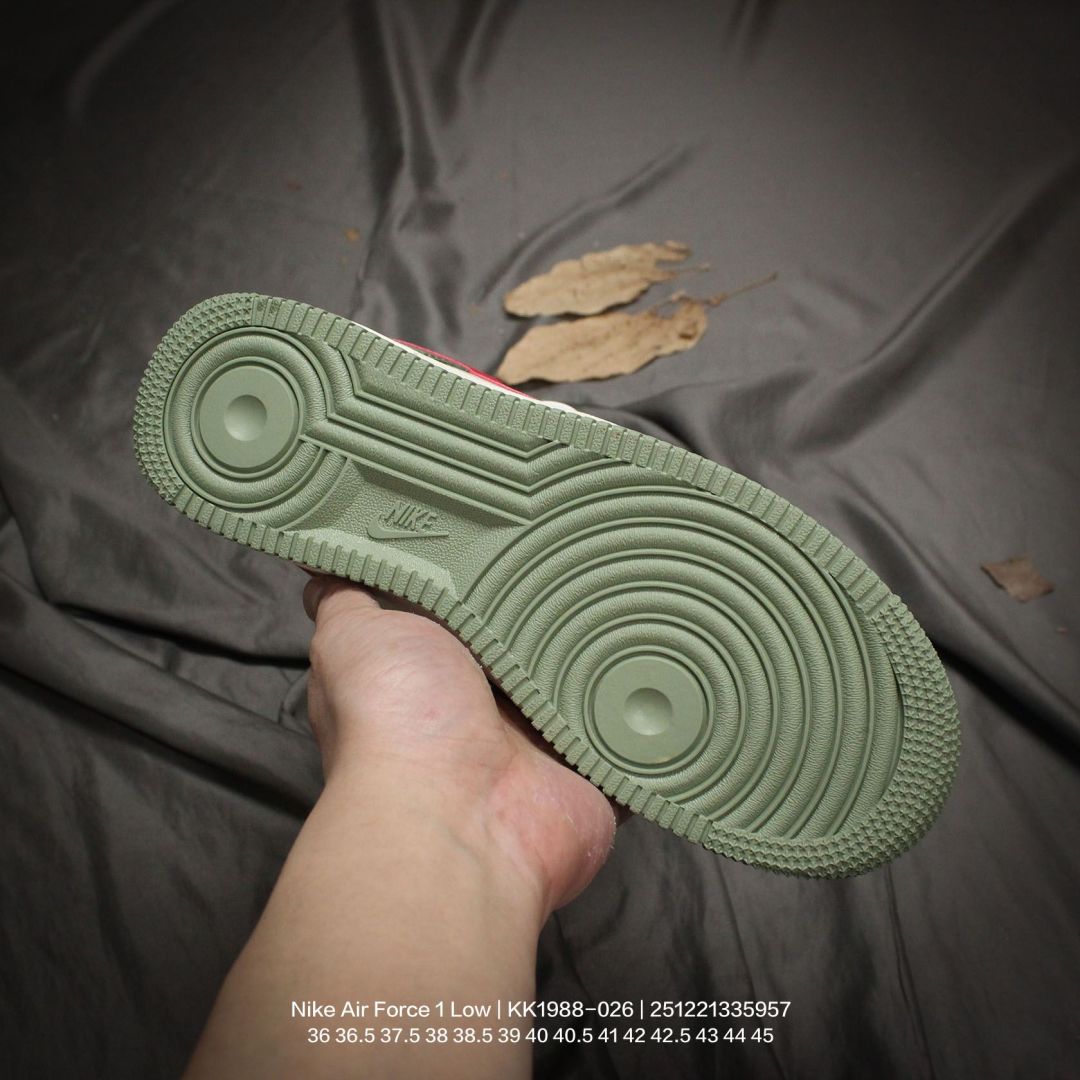 💰120
Nike/耐克 男女鞋真标半码制,升级原楦原纸版数据开发,采用软质荔枝纹牛剖革组合提花帆布鞋面材质,原楦开发版型纸版,内置全掌Air Sole气垫❗️创意定制配色,联乘意大利奢侈品牌-古驰Gucci x Nike Air Force 1 Low"Esquisite Gucci"空军一号低帮经典百搭休闲运动板鞋“联名深绿米白古驰彩色LOGO KK1988-026
395
类型:男女鞋
码数:36 36.5 37.5 38 38.5 39 40 40.5 41 42 42.5 43 44 45
编码:251221335.957