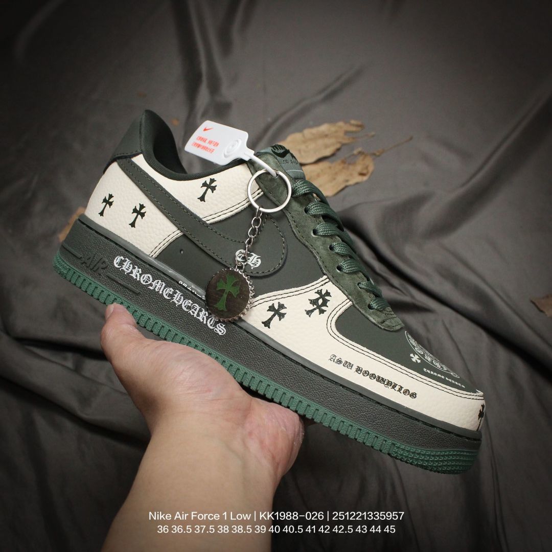 💰120
Nike/耐克 男女鞋真标半码制，升级原楦原纸版数据开发，采用软质荔枝纹牛剖革组合提花帆布鞋面材质，原楦开发版型纸版，内置全掌Air Sole气垫❗️创意定制配色,联乘意大利奢侈品牌-古驰Gucci x Nike Air Force 1 Low"Esquisite Gucci"空军一号低帮经典百搭休闲运动板鞋“联名深绿米白古驰彩色LOGO KK1988-026
395
类型：男女鞋
码数：36 36.5 37.5 38 38.5 39 40 40.5 41 42 42.5 43 44 45
编码：251221335.957