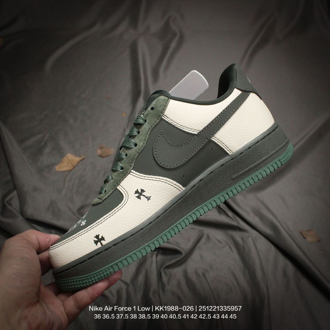 💰120 Nike/耐克 男女鞋真标半码制,升级原楦原纸版数据开发,采用软质荔枝纹牛剖革组合提花帆布鞋面材质,原楦开发版型纸版,内置全掌Air Sole气垫❗️创意定制配色,联乘意大利奢侈品牌-古驰Gucci x Nike Air Force 1 Low"Esquisite Gucci"空军一号低帮经典百搭休闲运动板鞋“联名深绿米白古驰彩色LOGO KK1988-026 395 类型:男女鞋 码数:36 36.5 37.5 38 38.5 39 40 40.5 41 42 42.5 43 44 45 编码:251221335.957