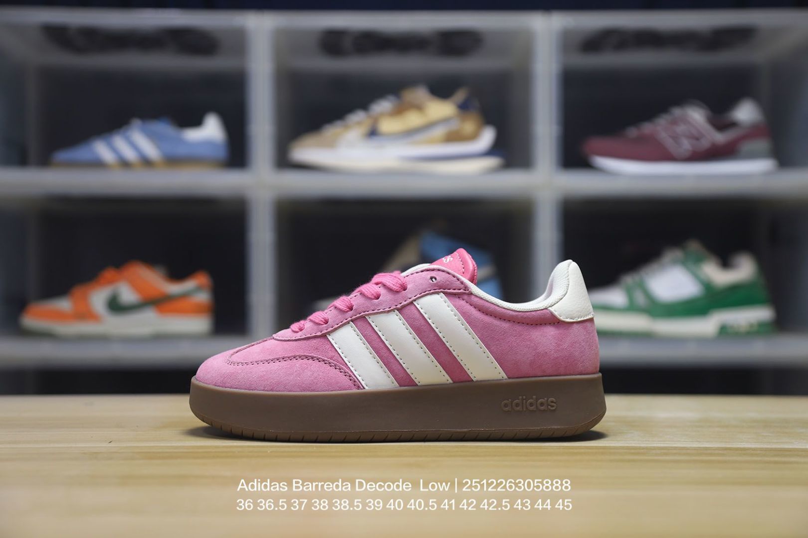 💰100
Adidas/阿迪达斯 男女鞋真标半码制，采用翻毛皮组合牛津布鞋面材质，外置RB耐磨橡胶外底❗阿迪达斯Adidas Barreda Decode  Low 巴列达解密系列低帮复古德训风系带百搭休闲运动T字头板鞋 

类型：男女鞋
码数：36 36.5 37 38 38.5 39 40 40.5 41 42 42.5 43 44 45
编码：251226305.888