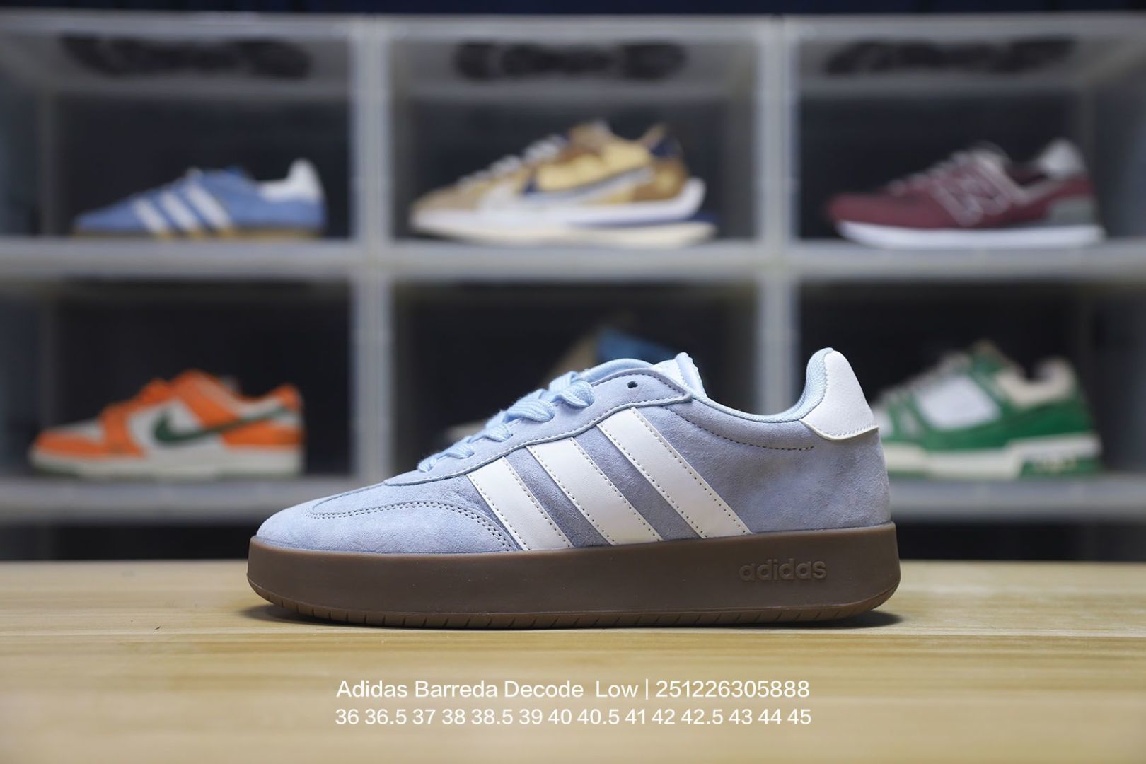 💰100
Adidas/阿迪达斯 男女鞋真标半码制，采用翻毛皮组合牛津布鞋面材质，外置RB耐磨橡胶外底❗阿迪达斯Adidas Barreda Decode  Low 巴列达解密系列低帮复古德训风系带百搭休闲运动T字头板鞋 

类型：男女鞋
码数：36 36.5 37 38 38.5 39 40 40.5 41 42 42.5 43 44 45
编码：251226305.888