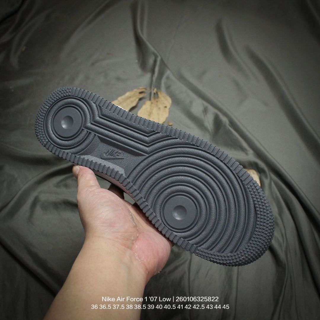 💰110
Nike/耐克 男女鞋真标半码制,原楦原纸版数据开发版型,采用硬质牛剖革鞋面材质,内置全掌Air Sole气垫❗官方新色,耐克Nike Air Force 1 "07 Low"Bred Vamps"空军一号系列经典低帮百搭休闲运动板鞋“
类型:男女鞋
码数:36 36.5 37.5 38 38.5 39 40 40.5 41 42 42.5 43 44 45
编码:260106325.822