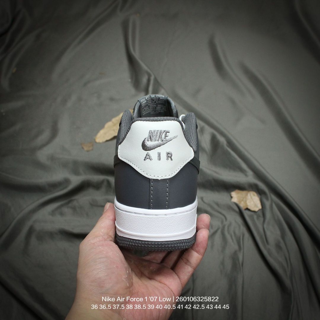 💰110
Nike/耐克 男女鞋真标半码制,原楦原纸版数据开发版型,采用硬质牛剖革鞋面材质,内置全掌Air Sole气垫❗官方新色,耐克Nike Air Force 1 "07 Low"Bred Vamps"空军一号系列经典低帮百搭休闲运动板鞋“
类型:男女鞋
码数:36 36.5 37.5 38 38.5 39 40 40.5 41 42 42.5 43 44 45
编码:260106325.822