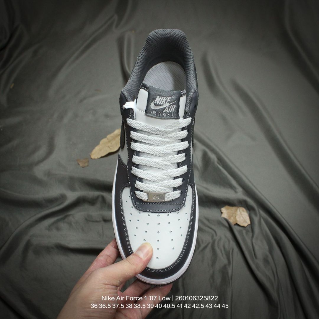 💰110
Nike/耐克 男女鞋真标半码制,原楦原纸版数据开发版型,采用硬质牛剖革鞋面材质,内置全掌Air Sole气垫❗官方新色,耐克Nike Air Force 1 "07 Low"Bred Vamps"空军一号系列经典低帮百搭休闲运动板鞋“
类型:男女鞋
码数:36 36.5 37.5 38 38.5 39 40 40.5 41 42 42.5 43 44 45
编码:260106325.822