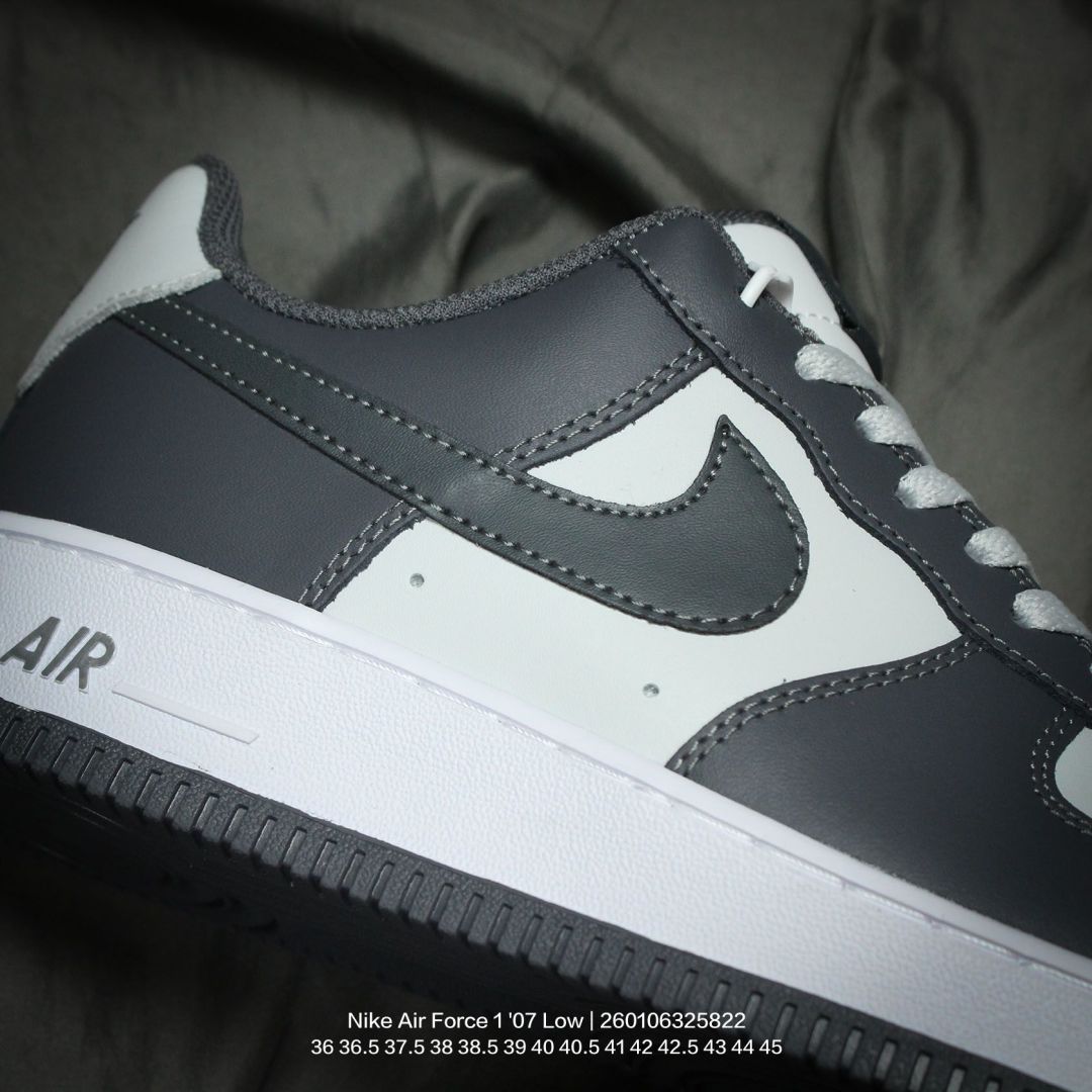 💰110
Nike/耐克 男女鞋真标半码制,原楦原纸版数据开发版型,采用硬质牛剖革鞋面材质,内置全掌Air Sole气垫❗官方新色,耐克Nike Air Force 1 "07 Low"Bred Vamps"空军一号系列经典低帮百搭休闲运动板鞋“
类型:男女鞋
码数:36 36.5 37.5 38 38.5 39 40 40.5 41 42 42.5 43 44 45
编码:260106325.822