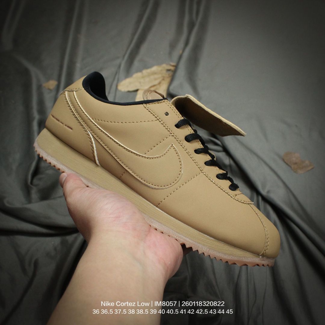 💰105
Nike/耐克 原楦原纸版开发版型，采用纤维剖革鞋面材质，中底搭载双层EVA切片组合高密度发泡橡胶防滑外底❗️复古回归,初代跑鞋！耐克Nike Cortez Low 阿甘初代系列低帮复古休闲运动慢跑鞋 IM8057

类型：男女鞋
码数：36 36.5 37.5 38 38.5 39 40 40.5 41 42 42.5 43 44 45
编码：260118320.822