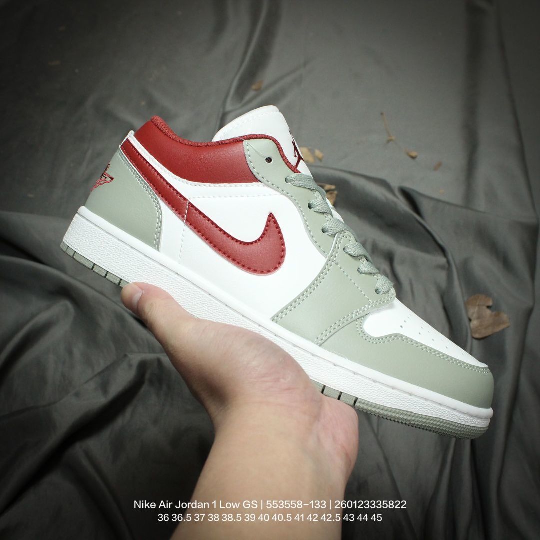 💰120
Jordan/乔丹 男女鞋半码制，采用硬质牛剖革鞋面材质，外置防滑耐磨橡胶大底❗官方新色，耐克Nike Air Jordan 1 Low GS AJ1乔丹一代低帮经典复古文化休闲运动篮球鞋“白浅绿酒红 553558-133

类型：男女鞋
码数：36 36.5 37 38 38.5 39 40 40.5 41 42 42.5 43 44 45
编码：260123335.822