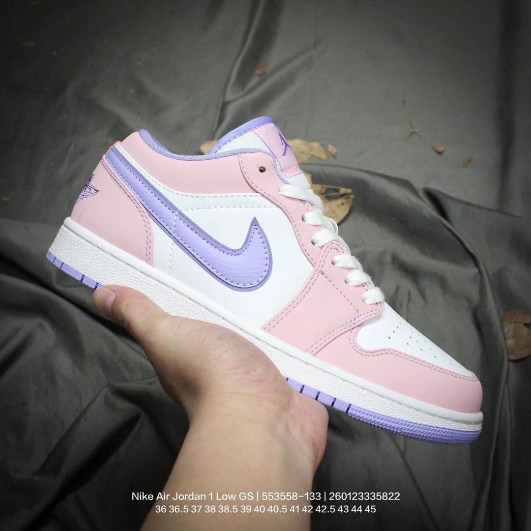 💰120
Jordan/乔丹 男女鞋半码制，采用硬质牛剖革鞋面材质，外置防滑耐磨橡胶大底❗官方新色，耐克Nike Air Jordan 1 Low GS AJ1乔丹一代低帮经典复古文化休闲运动篮球鞋“白浅绿酒红 553558-133

类型：男女鞋
码数：36 36.5 37 38 38.5 39 40 40.5 41 42 42.5 43 44 45
编码：260123335.822