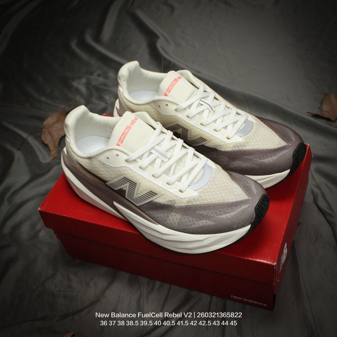 New Balance/新百伦 男女鞋采用超轻透气合成网状材料结构鞋面材质,中底嵌入FuelCell轻量化技术避震中底,外置防滑耐磨橡胶底片❗️ 创新与改变,NB新百伦New Balance FuelCell Rebel V2 叛逆者V2系列超轻量化低帮休闲运动慢跑鞋 类型:男女鞋 编码:260321365.822