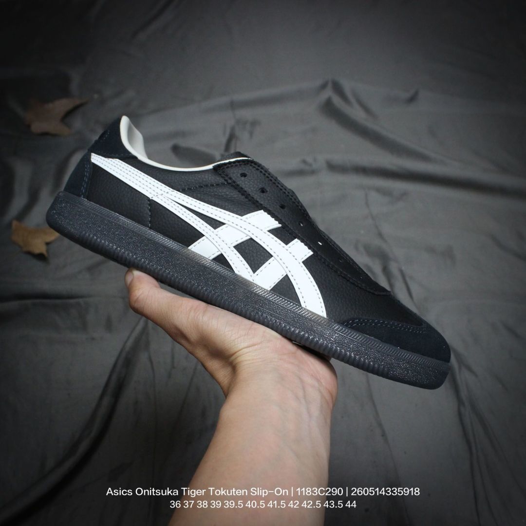 Asics/亚瑟士 男女鞋真标半码制,升级原楦原纸版开发,采用荔枝纹牛剖皮革组合翻毛皮鞋面材质,外置耐磨耐弯折RB大底❗️鬼塚虎新款德训鞋!鬼塚虎新款德训鞋!日产经典老牌-鬼塚虎/Onitsuka Tiger Tokuten Slip-On 得分一脚蹬系列低帮复古德训风休闲运动懒人套版鞋 1183C290 足 类型:男女鞋 编码:260514335.918