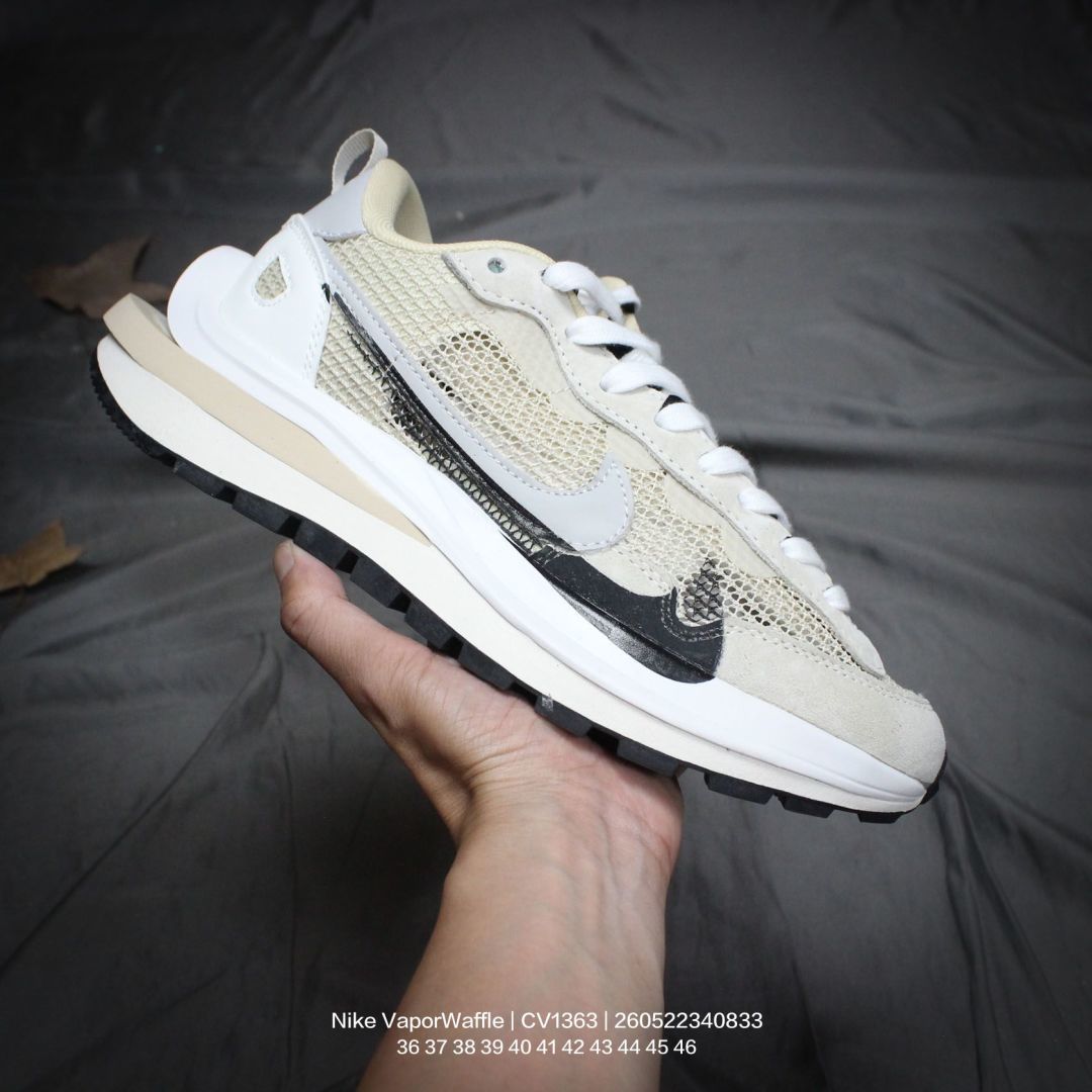 Nike/耐克 升级4层组合鞋底型,采用正确高丝光猪巴革饰片及原厂牛津布鞋面材质,后跟嵌入V型TPU稳固支架,正确3D打印效果重影钩子,中底嵌入超轻发泡EVA缓震材质及U型TPU支持架,双层进口无味切片打磨组合鞋底❗日式解构美学联名Sacai x Nike VaporWaffle"Sail Gum"改良马拉松解构设计前卫变形厚底休闲慢跑鞋 CV1363 类型:男女鞋 编码:260522340.833