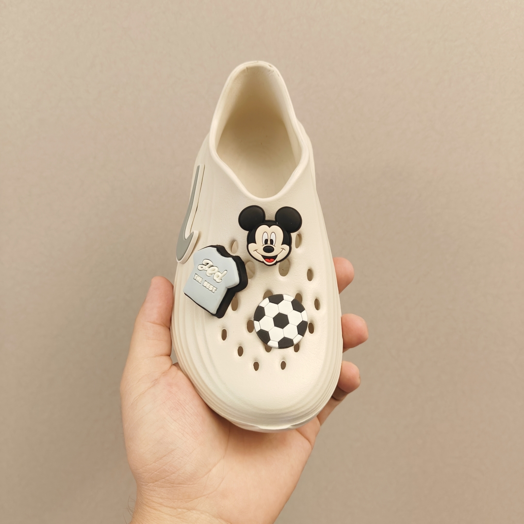 图片[3]-新款耐克 儿童，成人 可以发光带灯，夜晚走路会闪光 卡骆驰儿童洞洞鞋26-35码（不要配件可减10元）儿童鞋陆续更新配色。。。。。 鞋子材质采用环保发泡一体成型，轻软舒适。全面贴合脚掌，拱桥足弓，回弹厚底～👍-选品中心