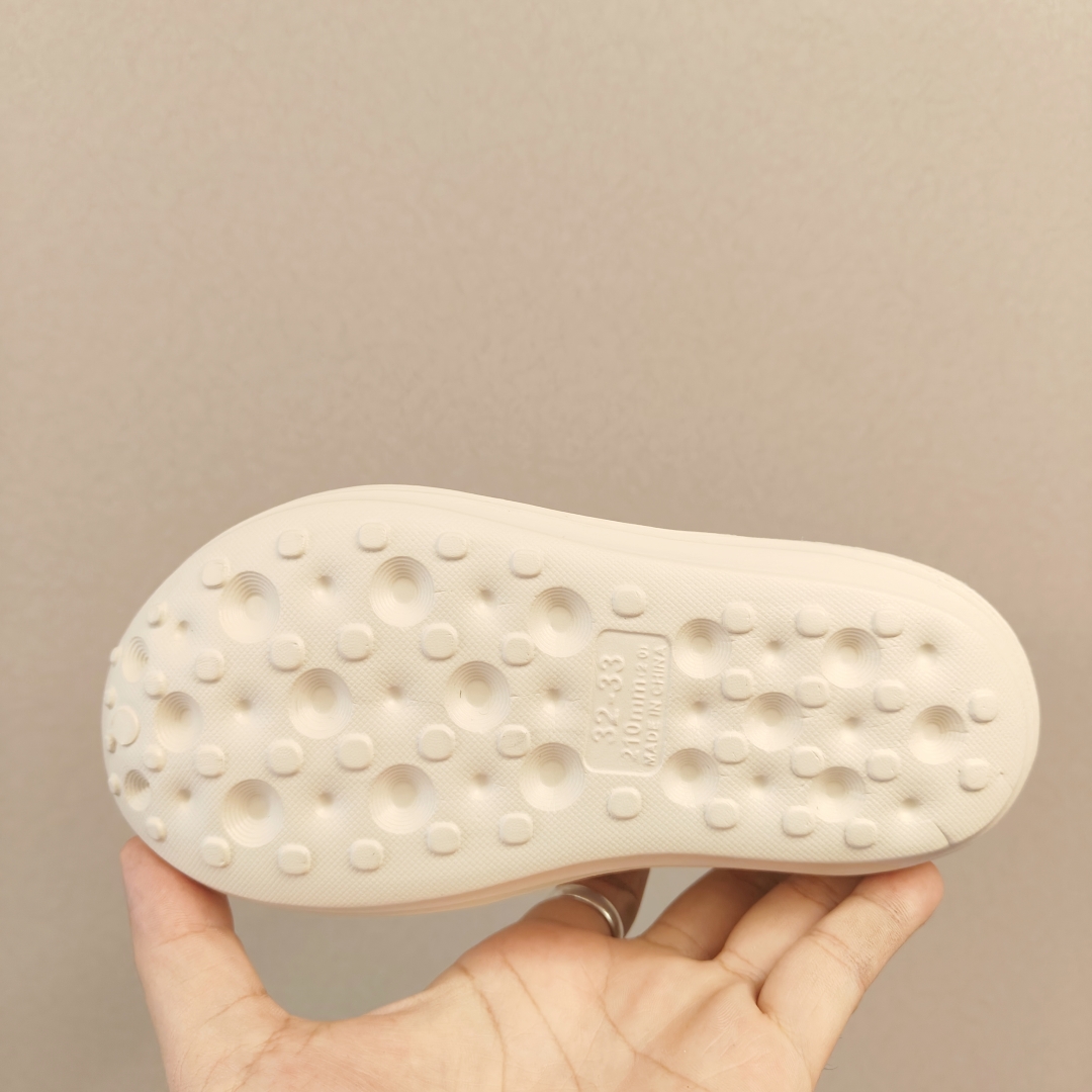 图片[5]-新款耐克 儿童，成人 可以发光带灯，夜晚走路会闪光 卡骆驰儿童洞洞鞋26-35码（不要配件可减10元）儿童鞋陆续更新配色。。。。。 鞋子材质采用环保发泡一体成型，轻软舒适。全面贴合脚掌，拱桥足弓，回弹厚底～👍-选品中心