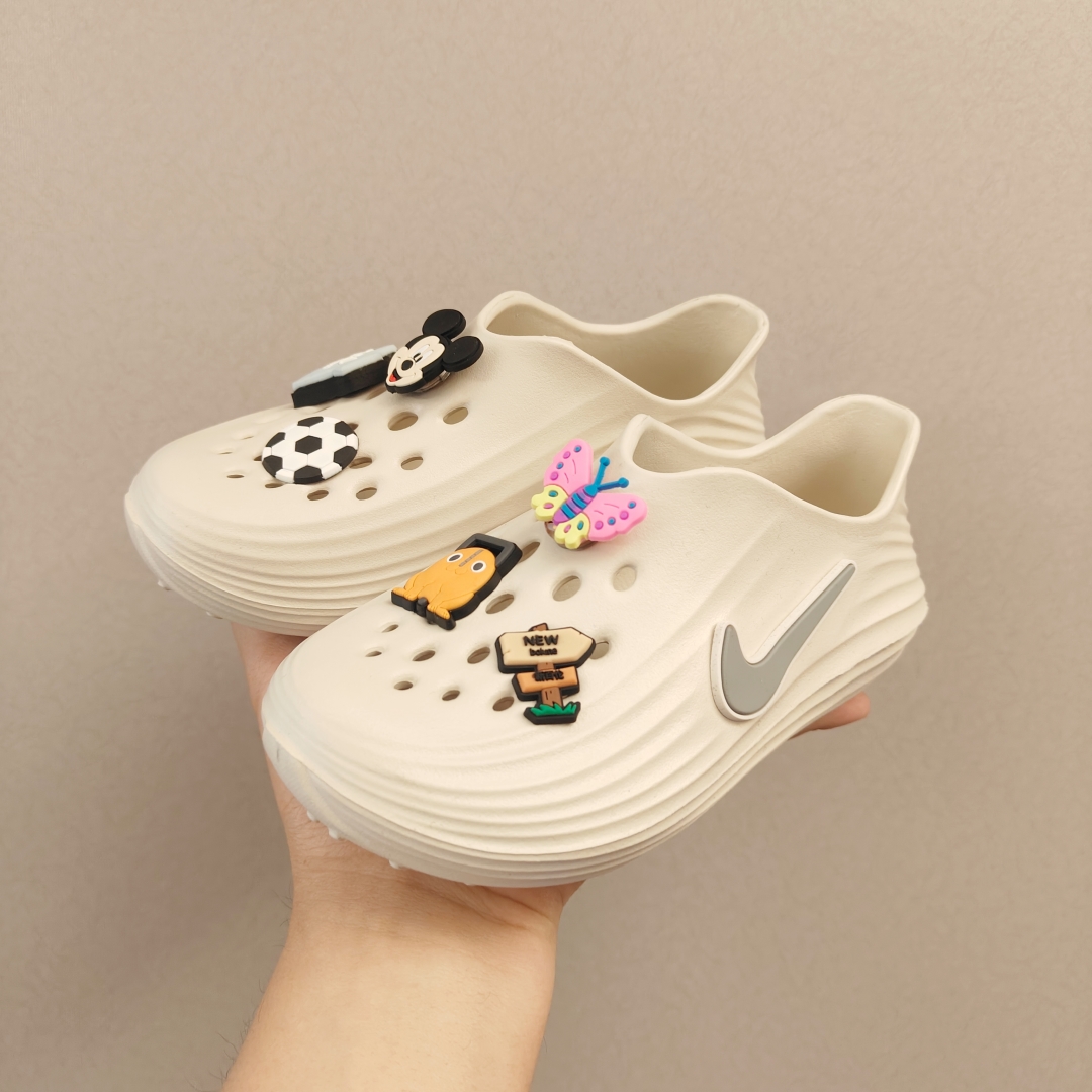 图片[7]-新款耐克 儿童，成人 可以发光带灯，夜晚走路会闪光 卡骆驰儿童洞洞鞋26-35码（不要配件可减10元）儿童鞋陆续更新配色。。。。。 鞋子材质采用环保发泡一体成型，轻软舒适。全面贴合脚掌，拱桥足弓，回弹厚底～👍-选品中心