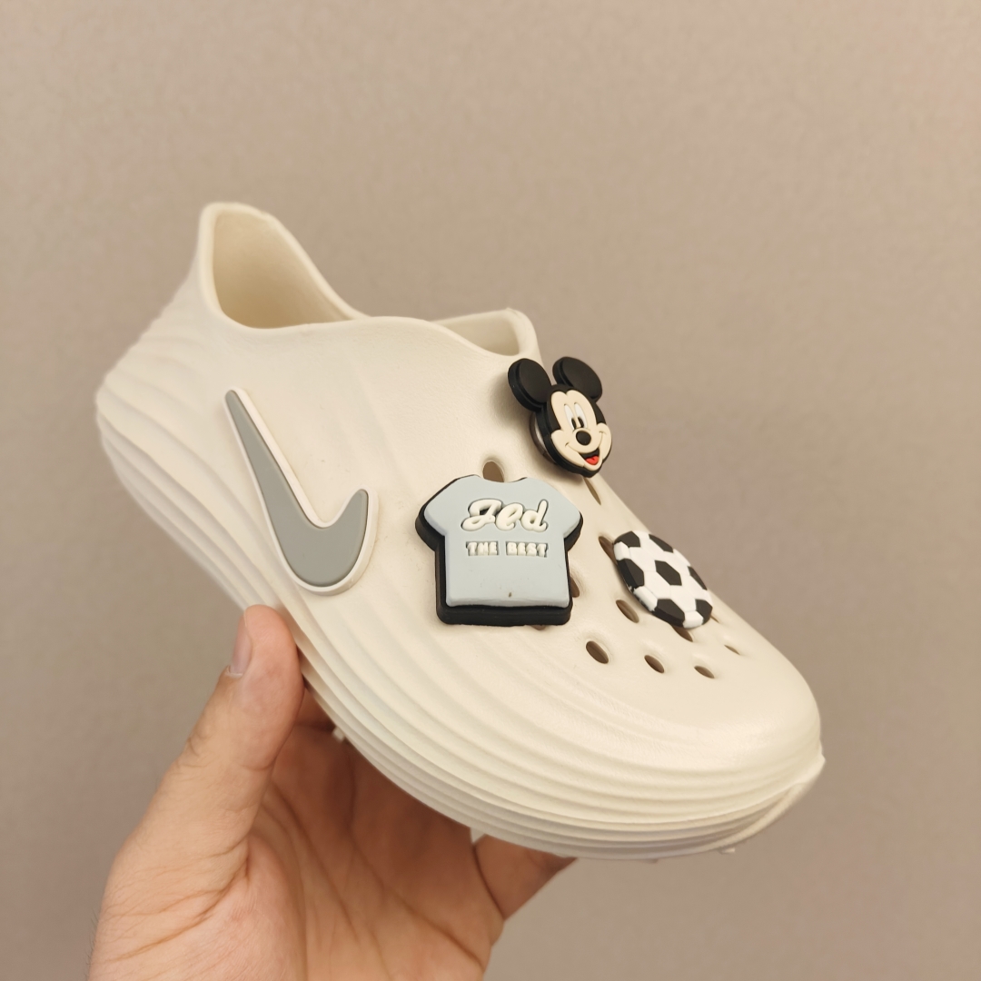 图片[6]-新款耐克 儿童，成人 可以发光带灯，夜晚走路会闪光 卡骆驰儿童洞洞鞋26-35码（不要配件可减10元）儿童鞋陆续更新配色。。。。。 鞋子材质采用环保发泡一体成型，轻软舒适。全面贴合脚掌，拱桥足弓，回弹厚底～👍-选品中心