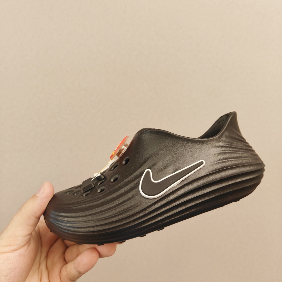 图片[4]-新款耐克 儿童。成人 可以发光带灯，夜晚走路会闪光 卡骆驰儿童洞洞鞋26-35码 （不要配件可减10元）儿童鞋陆续更新配色。。。。。 鞋子材质采用环保发泡一体成型，轻软舒适。全面贴合脚掌，拱桥足弓，回弹厚底～👍-选品中心