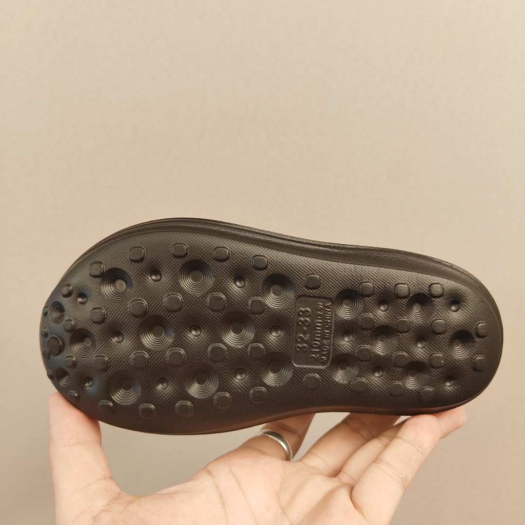 图片[5]-新款耐克 儿童。成人 可以发光带灯，夜晚走路会闪光 卡骆驰儿童洞洞鞋26-35码 （不要配件可减10元）儿童鞋陆续更新配色。。。。。 鞋子材质采用环保发泡一体成型，轻软舒适。全面贴合脚掌，拱桥足弓，回弹厚底～👍-选品中心