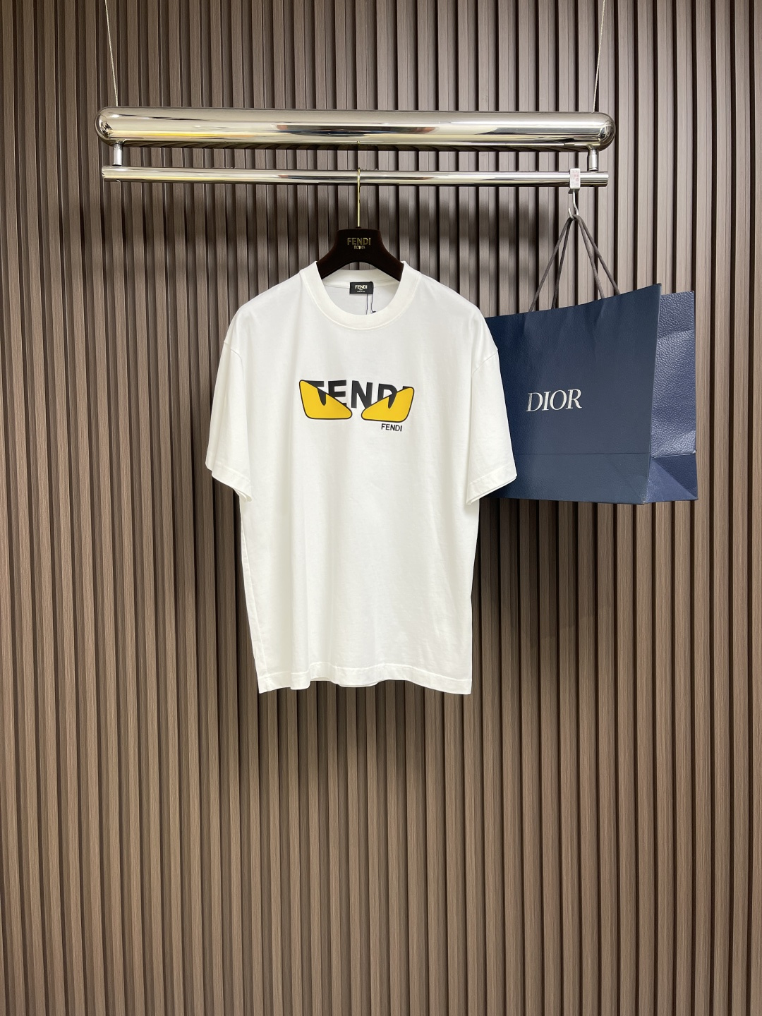 NO:120278,Fendi 2025ss Little Monster Logo Short-sleeved T-shirt, 300g after washing, cotton, front small monster logo printed logo, neckline with double needle thread, chain bottom pull shoulder bag edge, four-wire tight edge, one inch 13 needles, high-quality workmanship, 1:1 restore. Size S-XXL Size bust 104cm Longitudinal length 70cm Shoulder width 52cm M size bust 108cm Longitudinal length 72cm Shoulder width 53cm L size bust 112cm Longitudinal length 74cm Shoulder width 54cm XL size bust 116cm Longitudinal length 76cm Shoulder width 55cm XXL size bust 120cm Longitudinal length 78cm Shoulder width 56cm, fendi, T-shirt,tees, t-shirt,alexander wang19860909Fendi 2025ss小怪兽标识短袖t恤,洗后300g,棉质,前幅小怪兽logo印花标识,领口采用双针走线,锁链底拉肩包边,四线密边,一寸13针,高品质做工,1:1还原.尺码S-XXL S码胸围104cm 衣长70cm 肩宽52cm M码胸围108cm 衣长72cm 肩宽53cm L码胸围112cm 衣长74cm 肩宽54cm XL码胸围116cm 衣长76cm 肩宽55cm XXL码胸围120cm 衣长78cm 肩宽56cm,,fendi,T-shirt,tees，t-shirt,alexander wang,Men's clothing