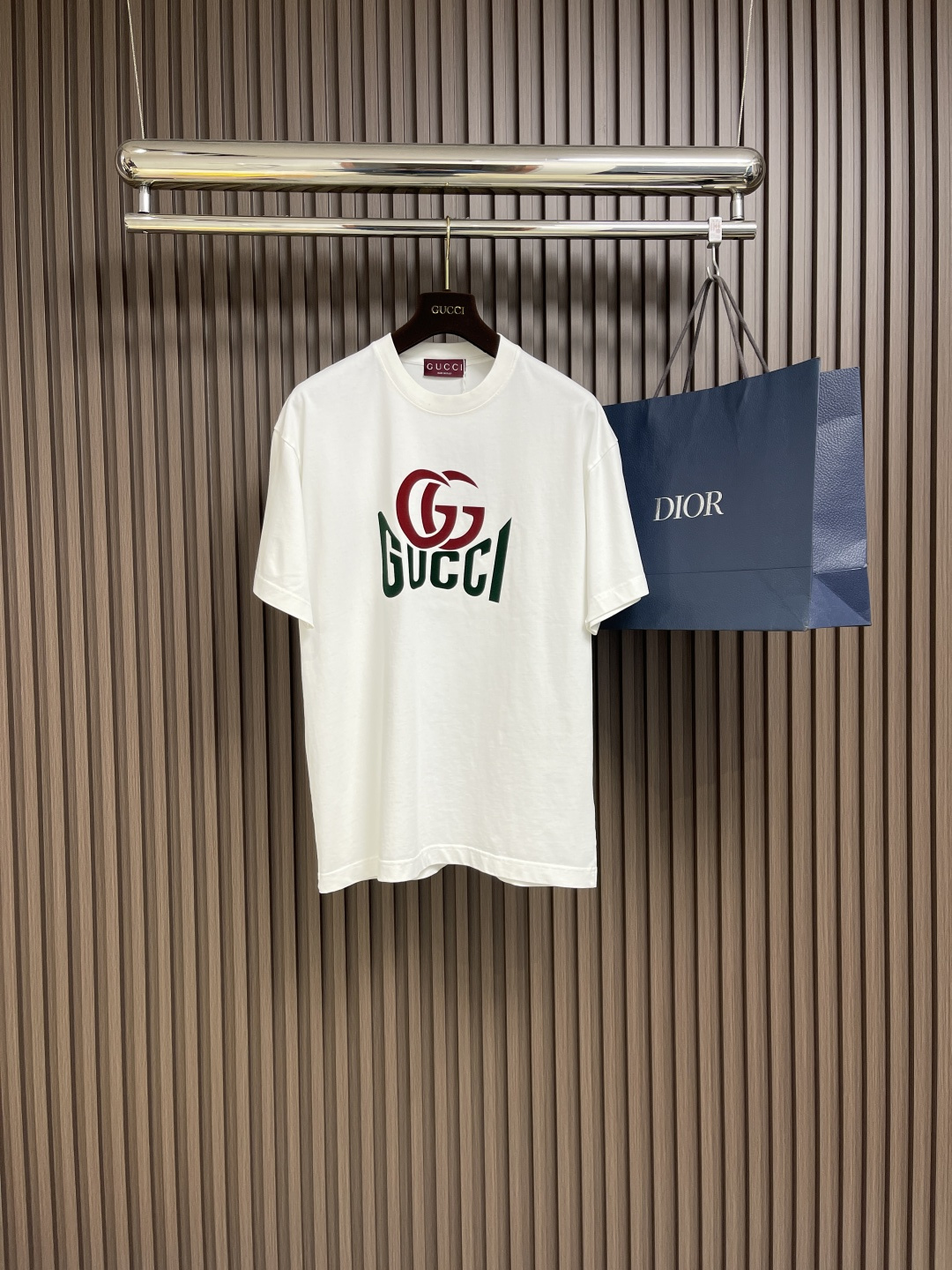 NO:120280,GUCCI flocking logo printed round neck short-sleeved T-shirt, the fabric is made of 32 260g fine cotton double yarn fabric, which does not pill, does not shrink, does not fade, and is dyed 32 double strands 1x1 threads in the same cylinder. The fabric is comfortable and skin-friendly and has no sense of difference. The thickness of the thread pattern is the same as the original version!  The printing adopts national standard eO-grade environmentally friendly high-power printing, with a large area of ​​excellent plain-patterned breathable printing, soft and breathable, high fastness, and is not easy to fall off and deform!  The back of the workmanship is made of double-chain thread, and the needle is firm and tight. The double-layer ruffled edges on the shoulder are time-consuming and labor-intensive, and the workmanship is exquisite!  Size S-XXL S-Size bust 104cm Length 70cm Shoulder width 52cm M Size bust 108cm L Size bust 72cm Shoulder width 53cm L Size bust 112cm L Size bust 74cm Shoulder width 54cm XL Size bust 116cm Length 76cm Shoulder width 55cm XXL Size bust 120cm Length 78cm Shoulder width 56cm, gucci, T-shirt,tees, t-shirt,alexander wang19860909GUCCI 植绒logo 印花圆领短袖T恤,面料采用32支260g精棉双纱面料,不起球 不缩水 不褪色,同缸定染32支双股1x1螺纹 面料舒适亲肤无异感 螺纹纹路粗细程度跟原版一致！印花采用国标eo级环保高功率印花,大面积手感超棒的平纹透气印花,手感柔软透气 牢度高,且不易脱落变形！做工后颈采用双链条车线,针车牢固紧实 肩部双层荷叶边压线耗时耗力,做工精致！尺码S-XXL S码胸围104cm 衣长70cm 肩宽52cm M码胸围108cm 衣长72cm 肩宽53cm L码胸围112cm 衣长74cm 肩宽54cm XL码胸围116cm 衣长76cm 肩宽55cm XXL码胸围120cm 衣长78cm 肩宽56cm,,gucci,T-shirt,tees，t-shirt,alexander wang,Men's clothing
