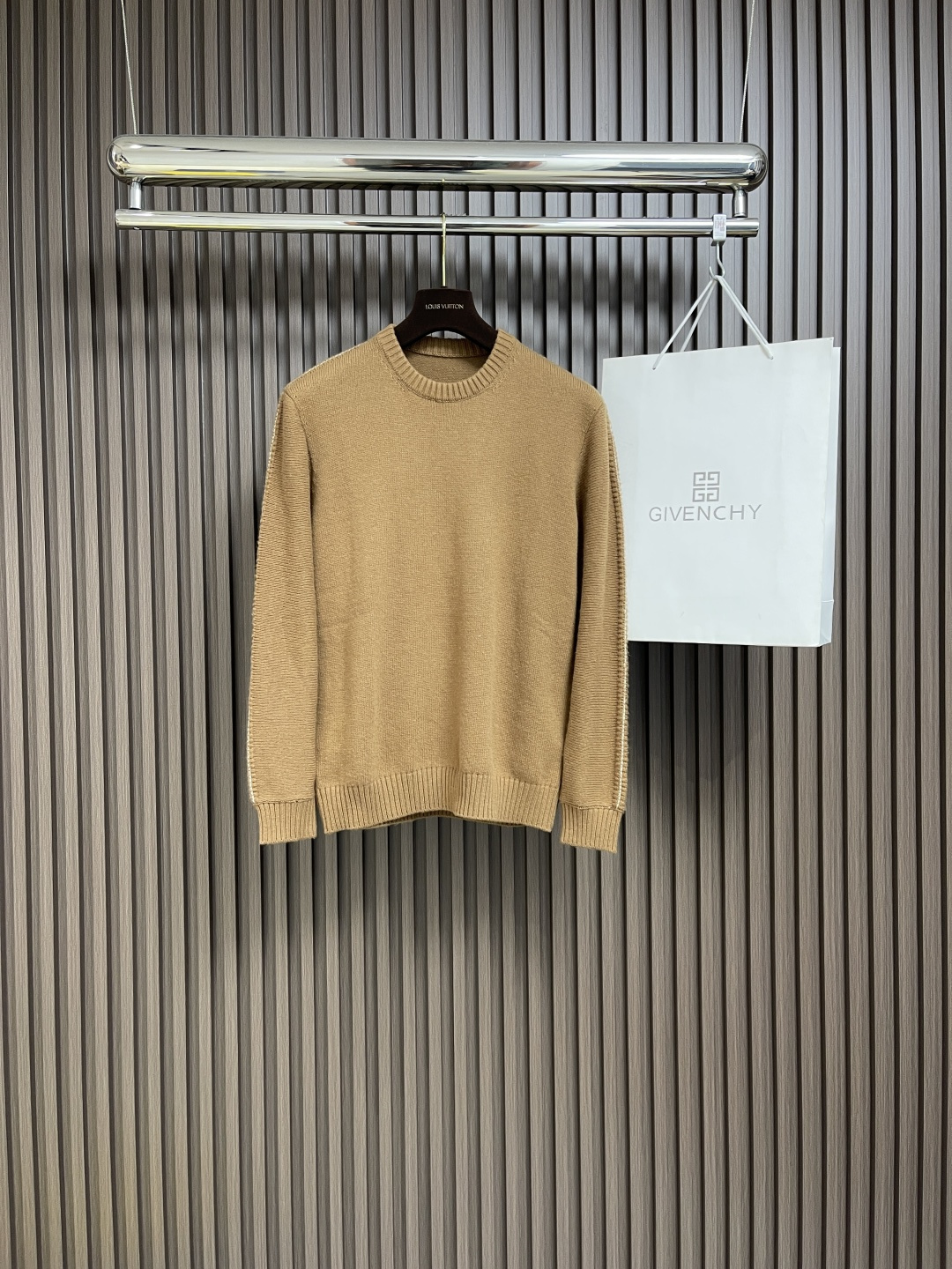 NO:126584,Loropiana LP wool-blend knitted sweater. The wool-blend texture is wool-blended, the clean body is unmodified, the overall feel is extremely comfortable and the skin-friendly effect is high-end. This item is destined to be born for outfits, perfectly meeting the needs of various outfits. It is extremely extraordinary, and the grade and charm are extremely outstanding and eye-catching. The craftsmanship can accurately combine it with the material, which can better demonstrate the brand's grade and fashionable temperament!  Size S-XL, loro piana, loro piana, sweaters, alexander wang19860909Loropiana LP 羊毛混纺针织毛衣.羊毛混纺质地,净版衣身无修饰,整体的触感极为舒适,亲肤效果高级,这种单品注定了就是为穿搭所生,完美的符合各种穿搭的所需.极为非凡,档次与魅力更是极为的出色亮眼,工艺能将其与材质精密结合,更能够彰显出品牌的档次与时髦气质所在！尺码S-XL,,loro piana,loro piana,sweaters,alexander wang,Men's clothing