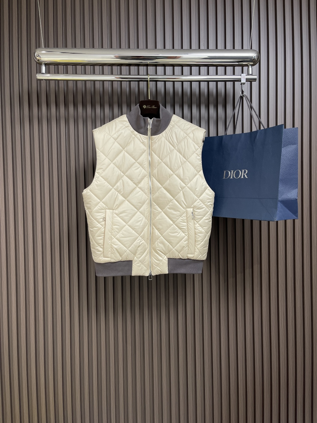 NO:126585,Ip Nuoyou Pianya flips business and casual vest!  The brand's classic elements are simple and fashionable without losing the sense of detail. Every detail is exquisite and stylish, with a three-dimensional silhouette, and the upper body is super energetic!  Standard style!  The fabric is made of soft and delicate cotton fabric. It is comfortable to use on the upper body, is crisp and stylish, and can be easily controlled by both business and leisure!  Size S-XL, alexander wang19860909Ip 诺悠翩雅翻商务休闲马甲！品牌经典元素搭配简约时尚又不失细节感一款,每一处细节都精致有型 立体廓型感,上身超显精神！标准的版型！面料采用柔软细腻棉面料 上身亲肤舒适,挺括有型,商务休闲都能很好驾驭的一款！尺码S-XL,,alexander wang,Men's clothing