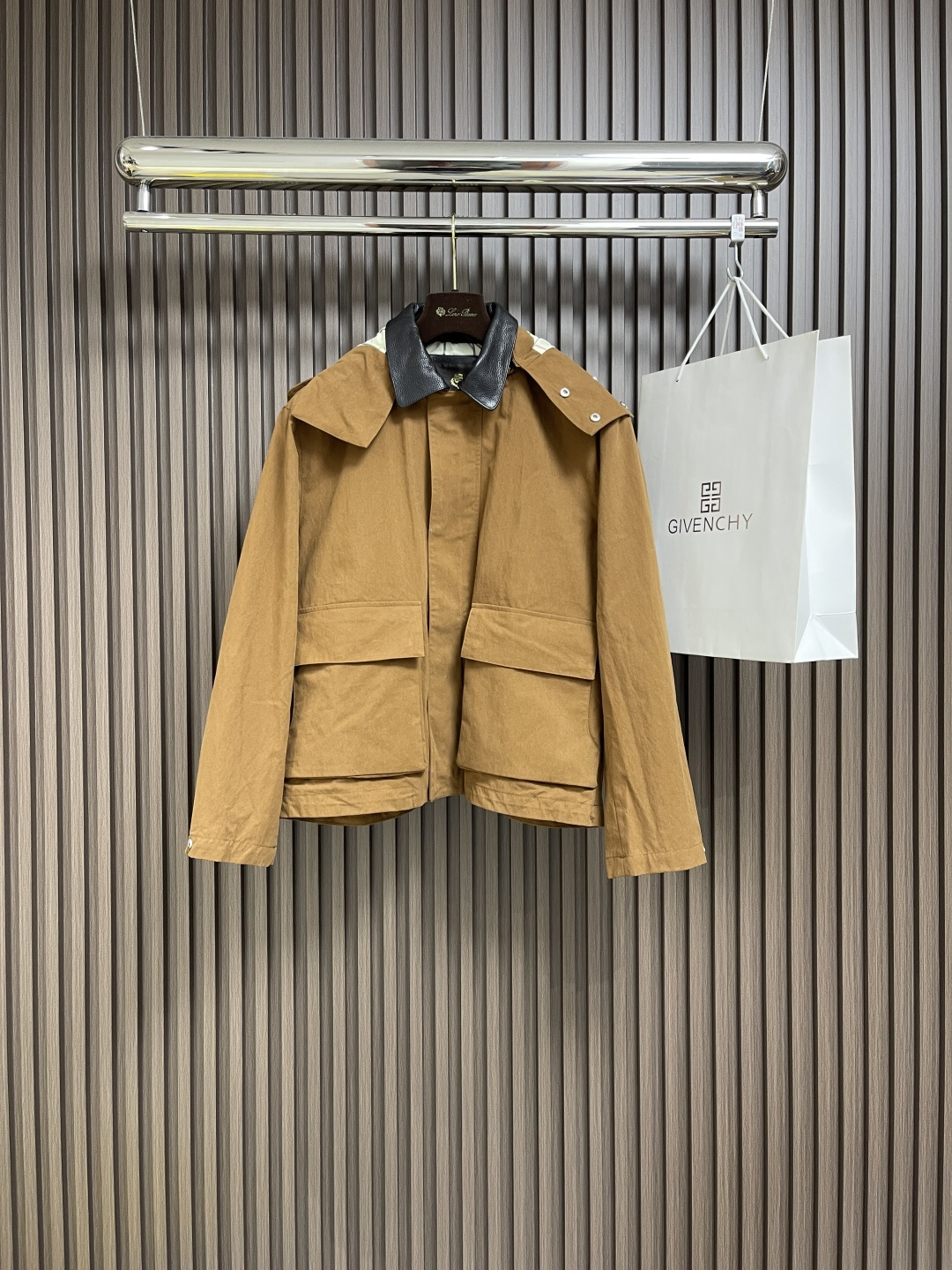 NO:126607,lp Nouo Pianya style hood jacket jacket, custom-made technological fabric, collar is made of genuine leather, inner lining is made of lp exclusive plaid cotton lining, removable hood lapel, one dress can be worn for multiple wear, can be made of hat style and lapel, with zipper and snap button double-closed placket design, can be matched with the same season bottoms to create a fashionable look, to handle various occasions, custom auxiliary materials, complete three standards, sizes S-XL, loro piana, jackets & coats, jackets & coats, hats, alexander wang19860909lp 诺悠翩雅风帽夹克外套,采用定制科技面料,领子采用真皮材质打造,内里采用lp独家格纹棉衬里,可拆卸风帽翻领,一衣多穿即可做帽款又可做翻领,配拉链和按扣双开合门襟设计,能与同季下装搭配营造时尚造型,驾驭各种场合,定制辅料,三标齐全,尺码S-XL,,loro piana,jackets & coats,jackets & coats,hats,alexander wang,Men's clothing