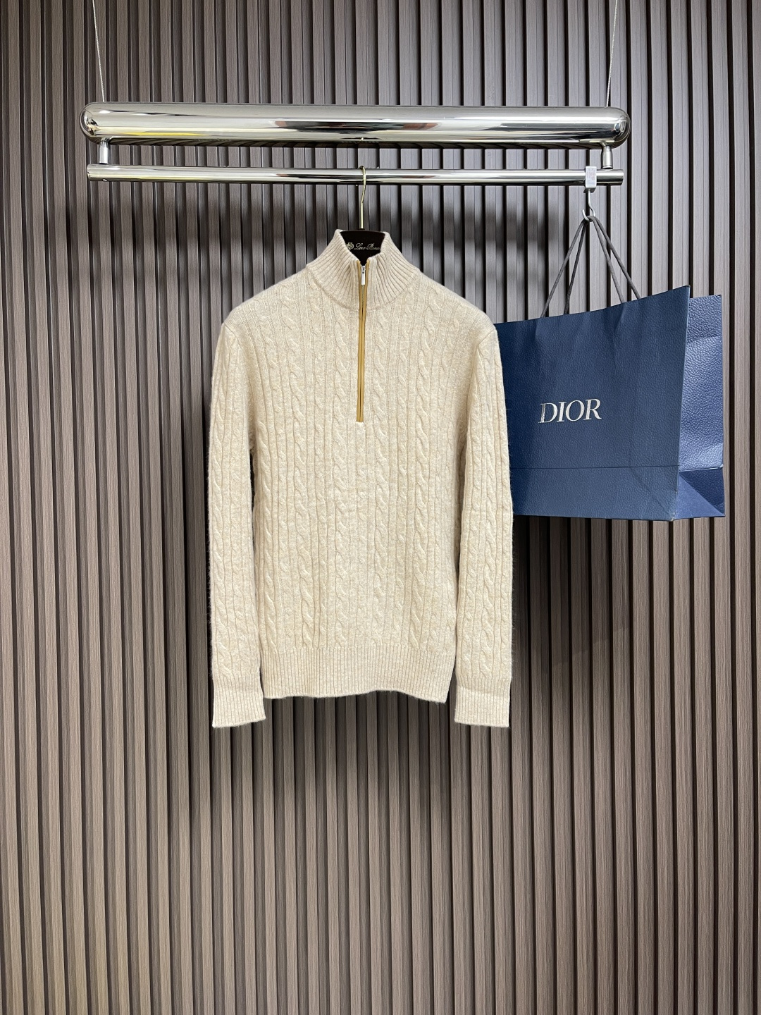 NO:126582,lp men's semi-turtleneck wool sweater, with two different thicknesses of twisted patterns. The unique colors and textures give this sweater an elegant slim feel, exquisite and warm. It is an ideal knitted outfit in urban leisure. The length and hips of the clothes, rib knit cuffs, bottom edge and collar, and zippers of the tie. Size S-XXL,,loro piana, ties,alexander wang19860909lp 男士半高领羊毛针织衫,采用两种不同粗细的麻花织纹,独特的颜色和纹理赋予这款针织衫优雅的修身感,精致而温暖,是都市闲暇时候的理想针织装,衣长及臀,罗纹针织袖口、底边和衣领,衣领带拉链.尺码S-XXL,,loro piana,ties,alexander wang,Men's clothing