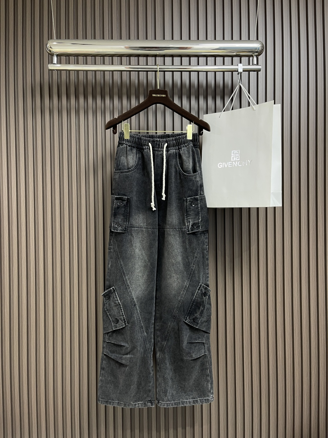 NO:125195,Balenciaga 2025SS early spring new product multi-bag jeans, imported original fabric, comfortable upper body, letter pattern decorative logo, original hardware and auxiliary material decoration, unique design, extremely high grade, simple and fashionable, fashionable and handsome upper body, size M-3XL,,balenciaga, jeans, alexander wang19860909Balenciaga 2025SS早春新品多袋牛仔裤,进口原版面料,上身舒适,字母图案装饰logo,原版五金辅料装饰,独特设计,档次极高,简约时尚,上身时尚帅气,尺码M-3XL,,balenciaga,jeans,alexander wang,Men's clothing