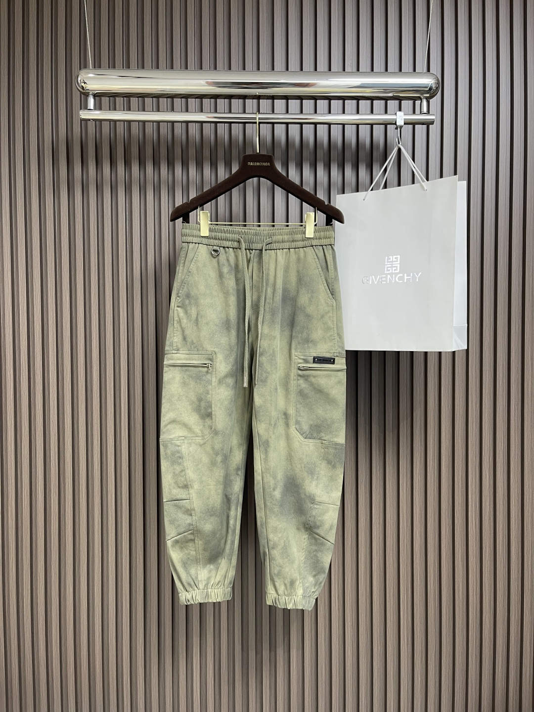 NO:125193,BALENCIAGA 2025FW early spring leg trousers, waist tendons are pressed by special machines, all sewing threads are made of elastic threads, the ribbed thighs on the feet are comfortable and skin-friendly, wear-resistant and wear-resistant, and breathable. Before cutting, high-temperature heat shrinkage process is passed to make the selected high-quality blended fiber velvet fabric not deformed, color-distortion, and excellent breathability for a long time to wear but not easily deform. The inner edge of the pants has no unnecessary thread. The quality comes from the details. The pants are three-dimensional tailored slim sweatpants. Size M-3XL, balenciaga, alexander wang19860909BALENCIAGA 2025FW早春束腿卫裤,裤腰牛筋均采用专机压制,所有缝制线均采用弹力线缝制,脚口罗纹束口舒适亲肤,耐磨耐穿,透气性高,裁剪之前经过高温热缩工艺,让精选优质混纺纤维丝绒面料不变形不掉色透气性极佳久穿而不易变形裤子内部包边没有多余的线头品质源于细节非常显档次裤型属于立体剪裁修身卫裤.尺码M-3XL,,balenciaga,alexander wang,Men's clothing