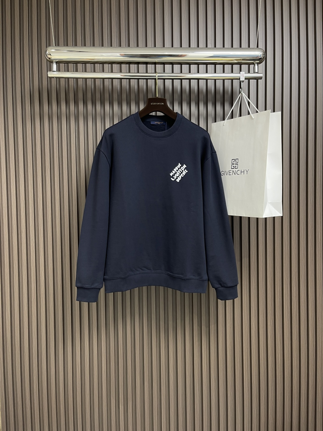 NO:117005,Support after-sales after-sales LV Navy letter flocking logo printed round neck sweater, 25 early spring channels are limited to new styles ~ versatile items for the same style as men and women. Large V simple letter logo printing design easily shows luxury connotation. Navy blue body, the upper body makes the skin look delicate and white. Customer-supplied knitted cotton fabric, dense needle-chip texture brings a sense of thickness and quantity!  The inner terry cotton material is made of close-fitting, soft and skin-friendly, and very breathable. The fit is hard and petite girls can support it!  Size S-M-L, louis vuitton, hoodie, sweatshirts, alexander wang19860909支持年后售后 LV 藏青字母植绒标识印花圆领卫衣,25早春渠道限定新款～男女同款的百搭单品.大v简约字母徽标印花设计,轻松展现出奢华内涵.藏青色衣身,上身衬得肤感细腻白净.客供针织棉面料,密实针凿质感带来厚感与量感！内里绵密毛圈棉材质,贴身柔软亲肤,十分透气.着身版型硬挺,娇小个子的女生也能撑得起！尺码S-M-L,,louis vuitton,hoodie,sweatshirts,alexander wang,Men's clothing